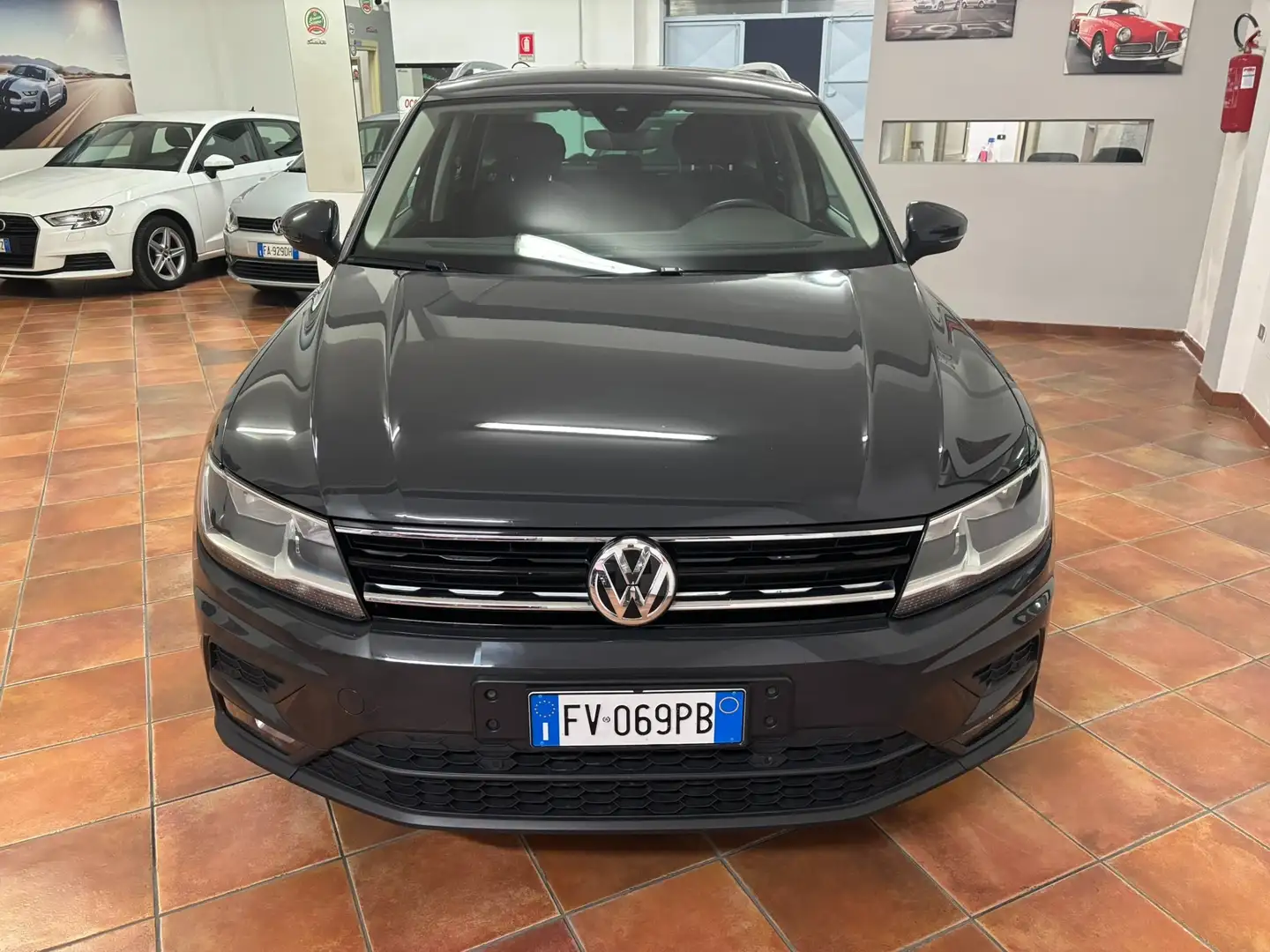Volkswagen Tiguan Tiguan 1.6 TDI SRC sport Bluemotion Technology Gris - 2