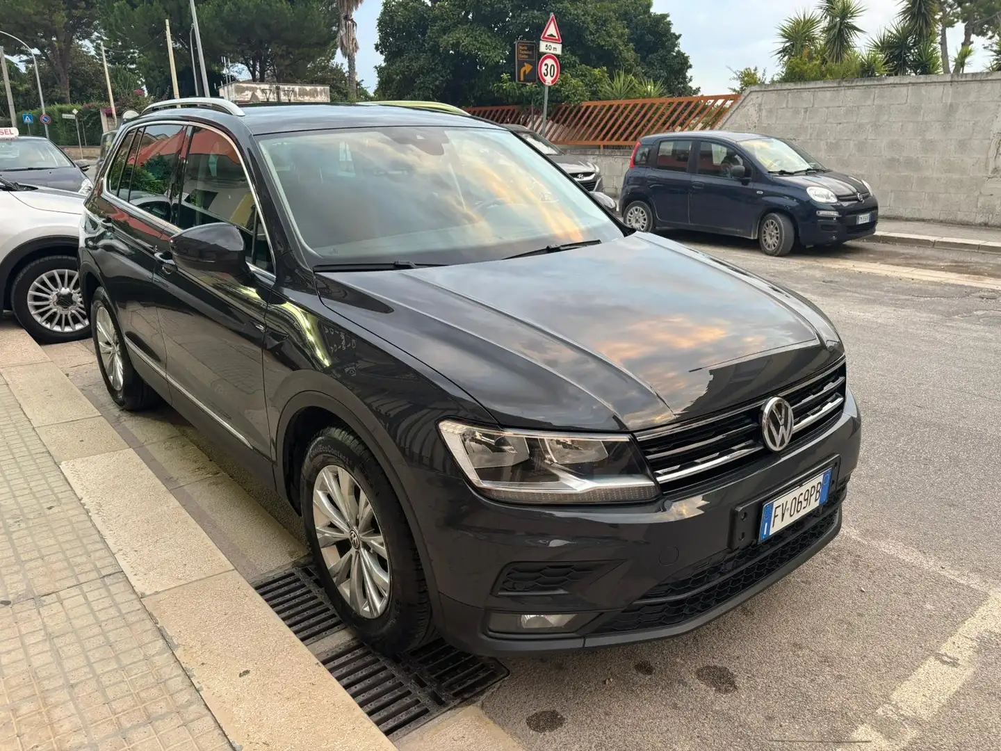 Volkswagen Tiguan Tiguan 1.6 TDI SRC sport Bluemotion Technology Grigio - 1