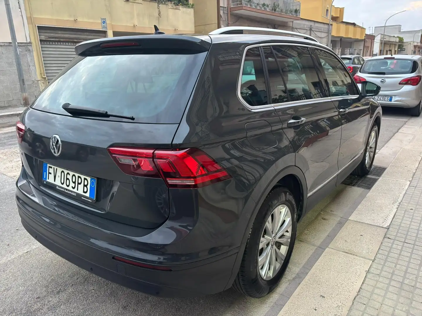 Volkswagen Tiguan Tiguan 1.6 TDI SRC sport Bluemotion Technology Grigio - 2