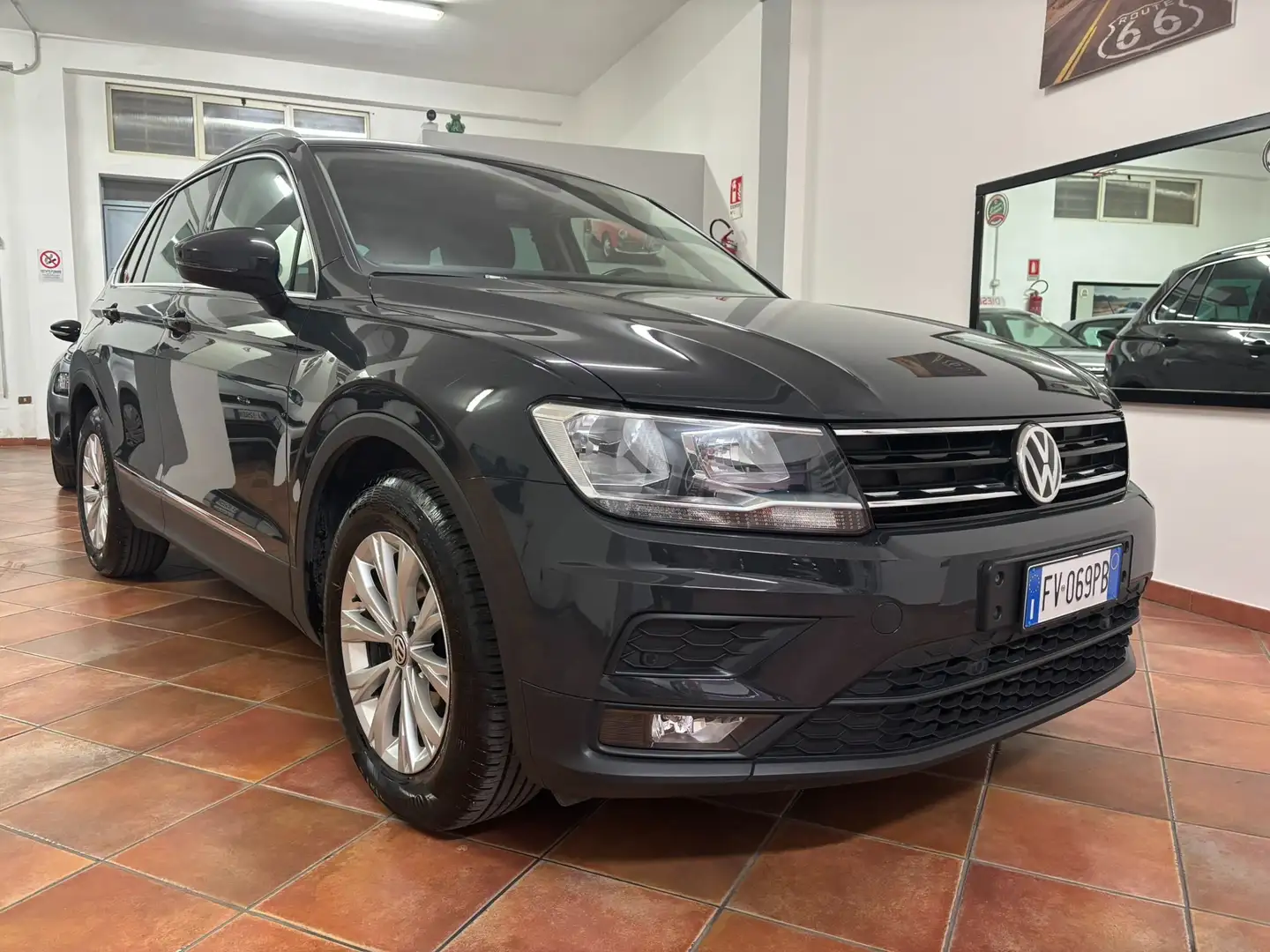 Volkswagen Tiguan Tiguan 1.6 TDI SRC sport Bluemotion Technology Gris - 1