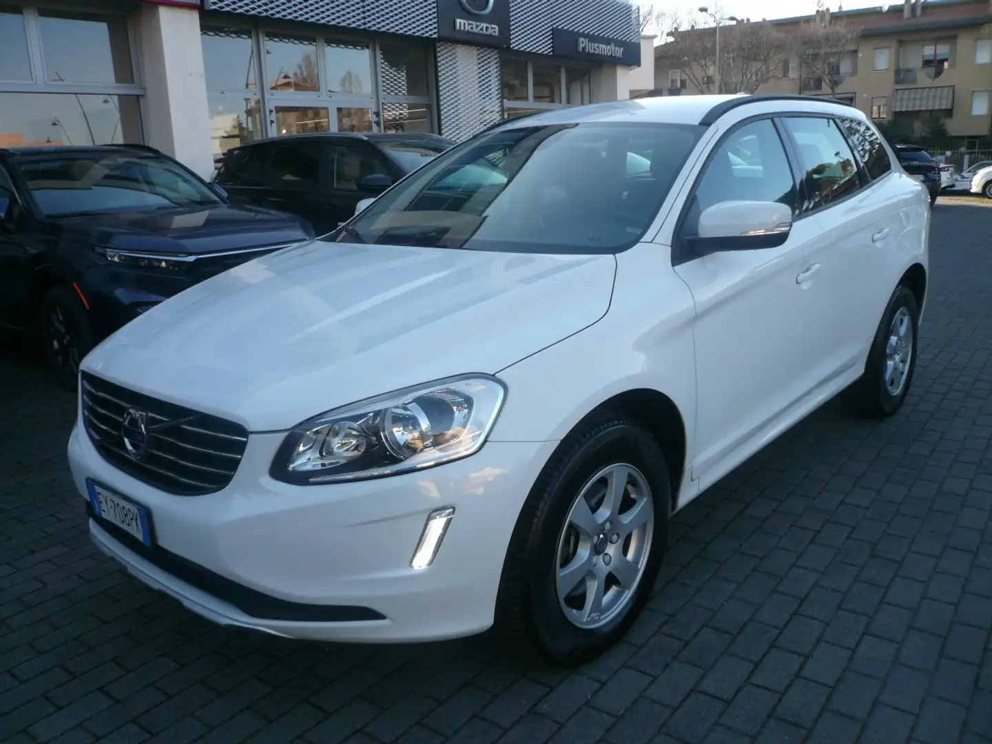 Volvo XC60 XC60 2.4 d4 Kinetic 4WD 181cv Geartronic Bianco - 1