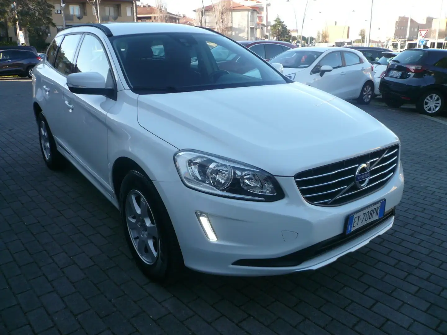 Volvo XC60 XC60 2.4 d4 Kinetic 4WD 181cv Geartronic Bianco - 2