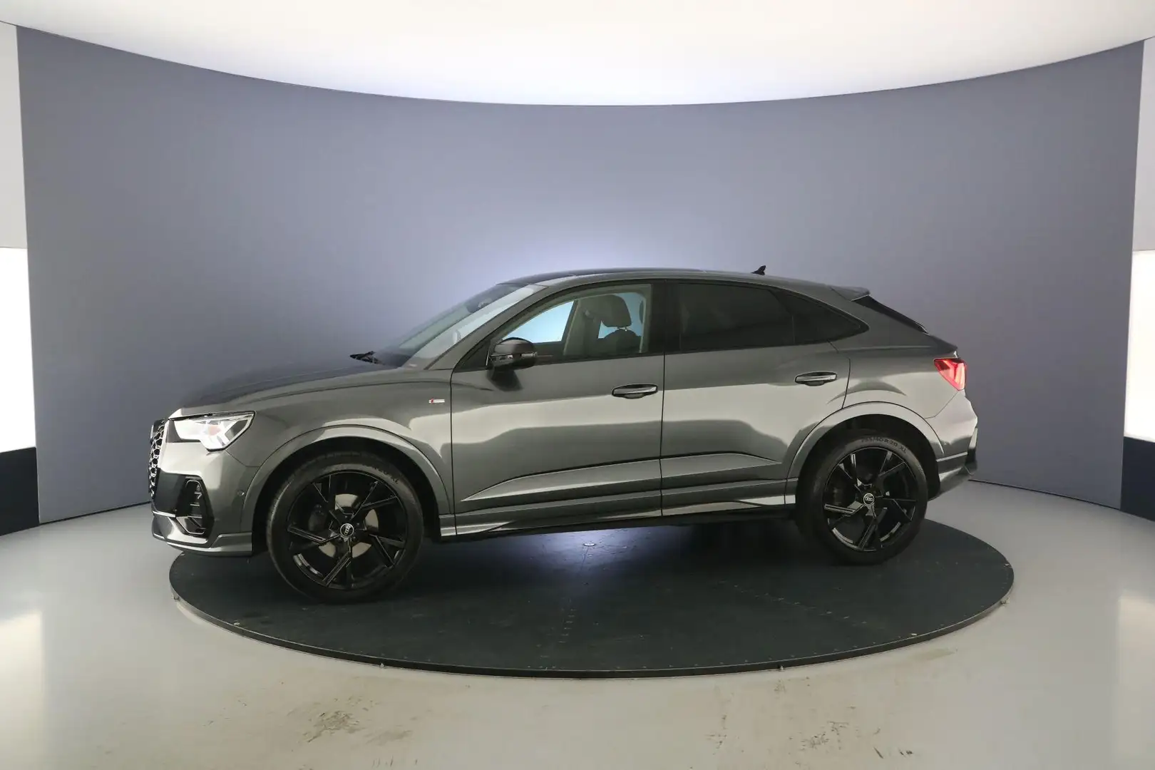 Audi Q3 Sportback 35 TFSI S Edition | Pano | Leder |  Virt Grigio - 2