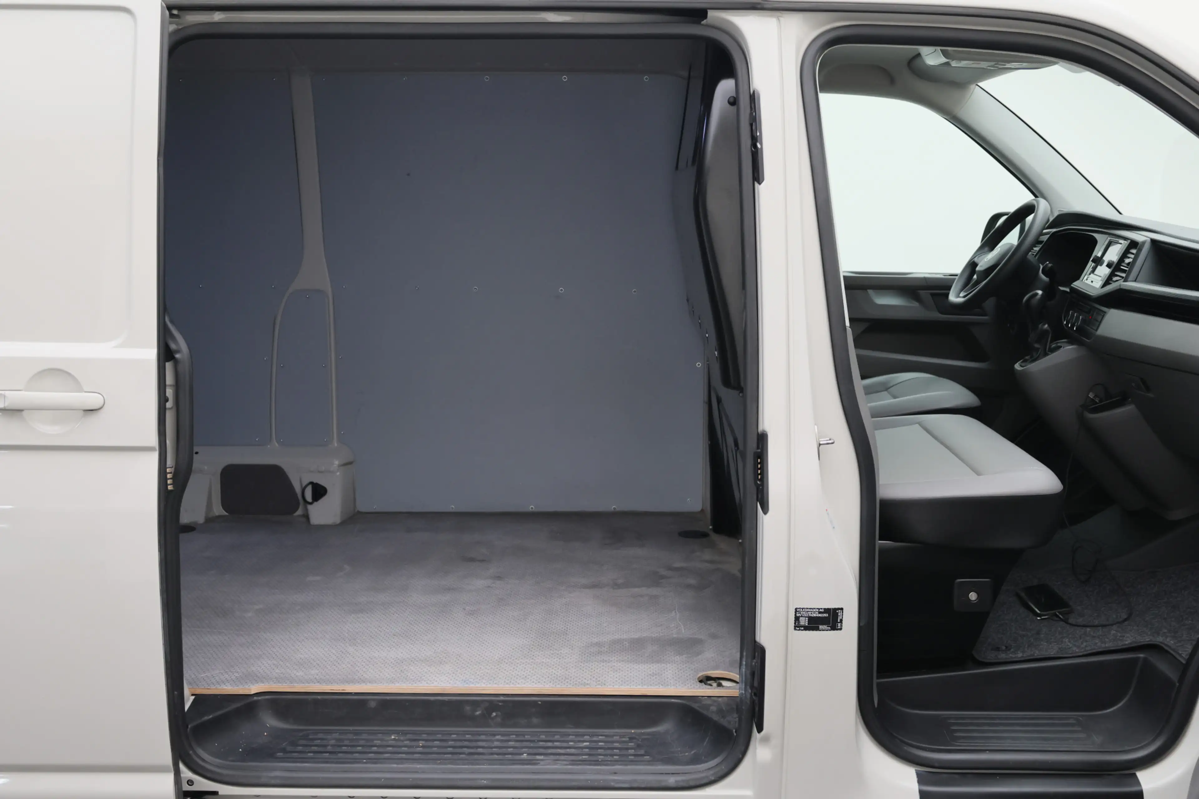 Volkswagen T6.1 Transporter 2.0 TDI DSG L2H1 — photo 11