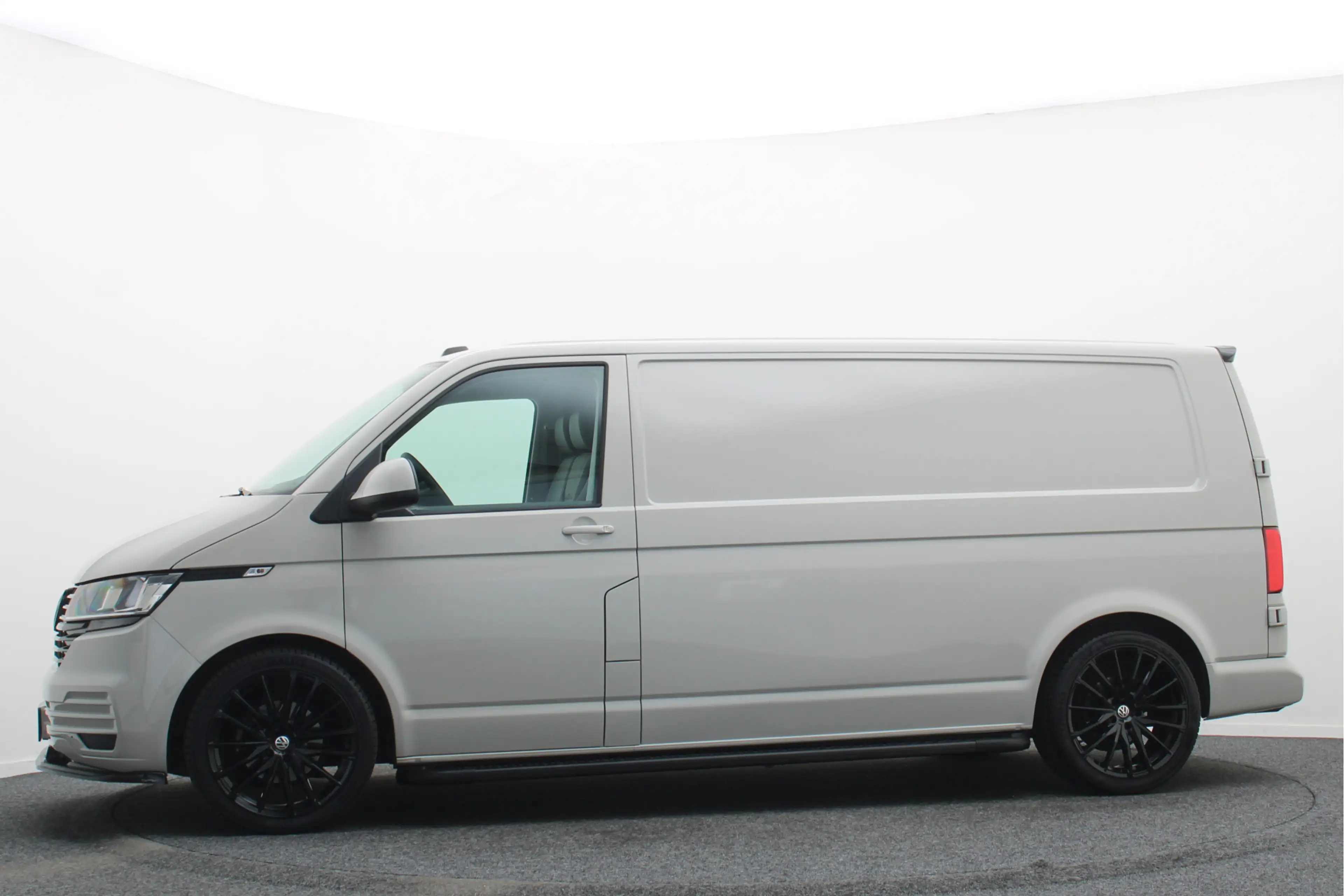 Volkswagen T6.1 Transporter 2.0 TDI DSG L2H1 — photo 7