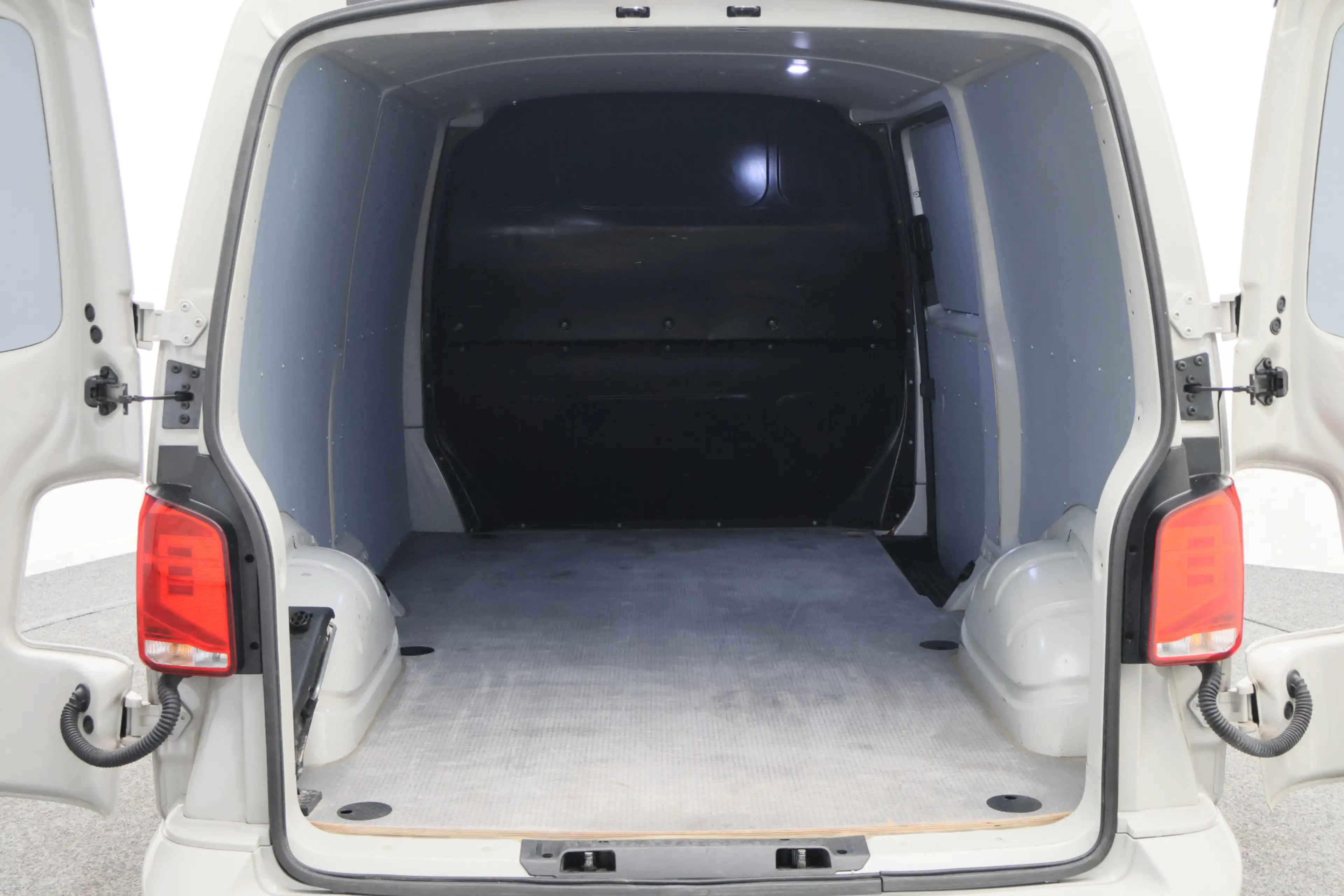 Volkswagen T6.1 Transporter 2.0 TDI DSG L2H1 — photo 14