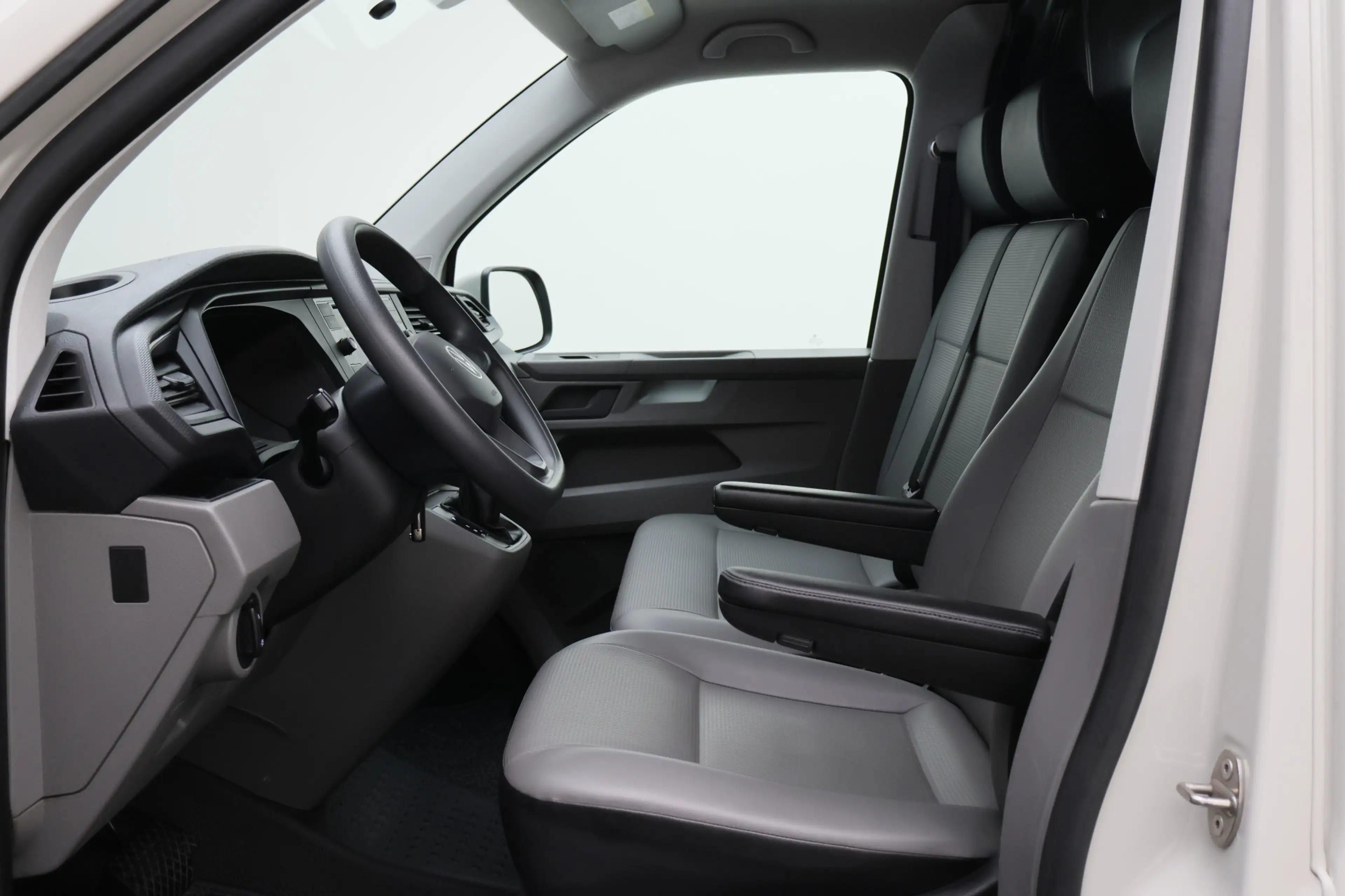Volkswagen T6.1 Transporter 2.0 TDI DSG L2H1 — photo 10