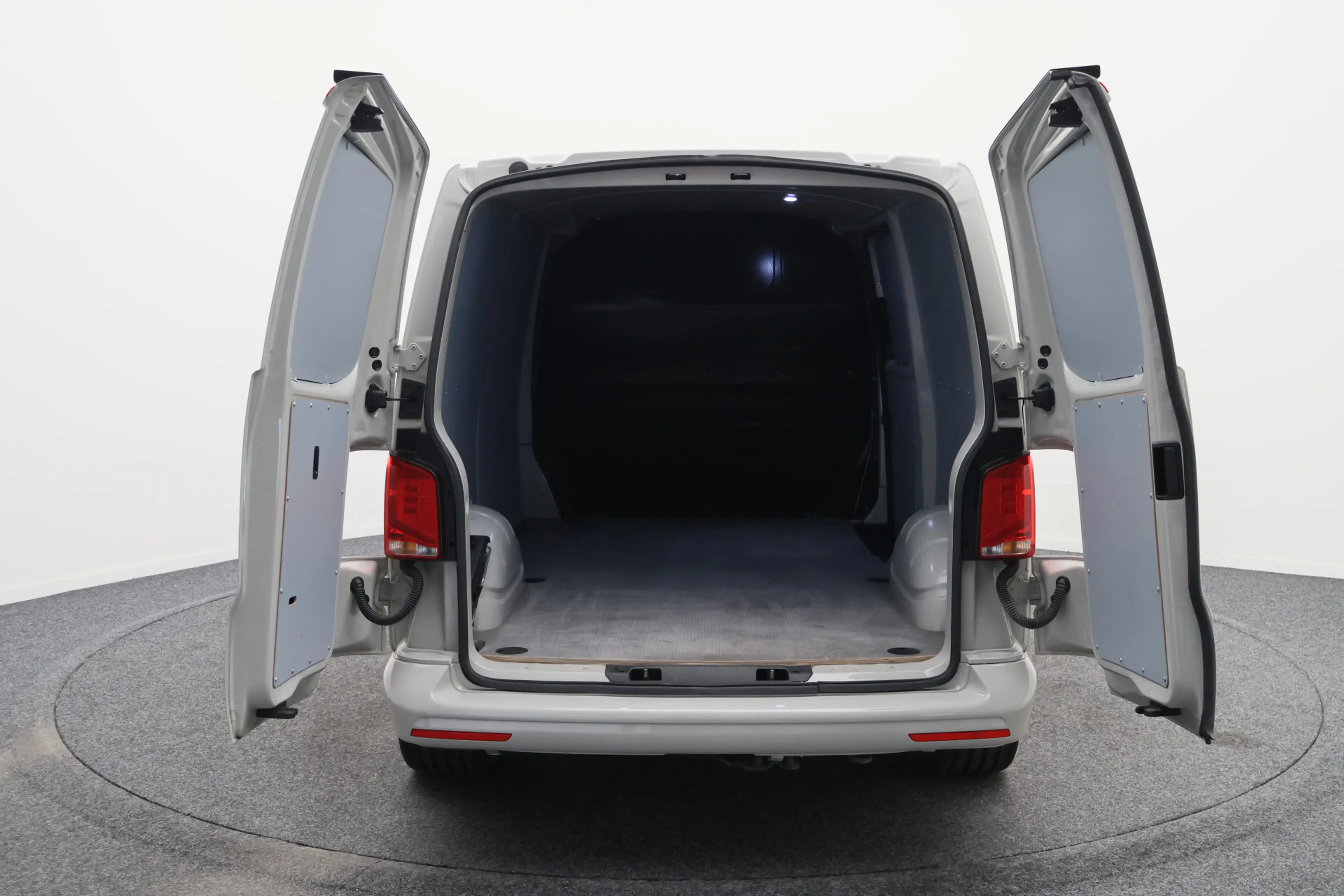 Volkswagen T6.1 Transporter 2.0 TDI DSG L2H1 — photo 12