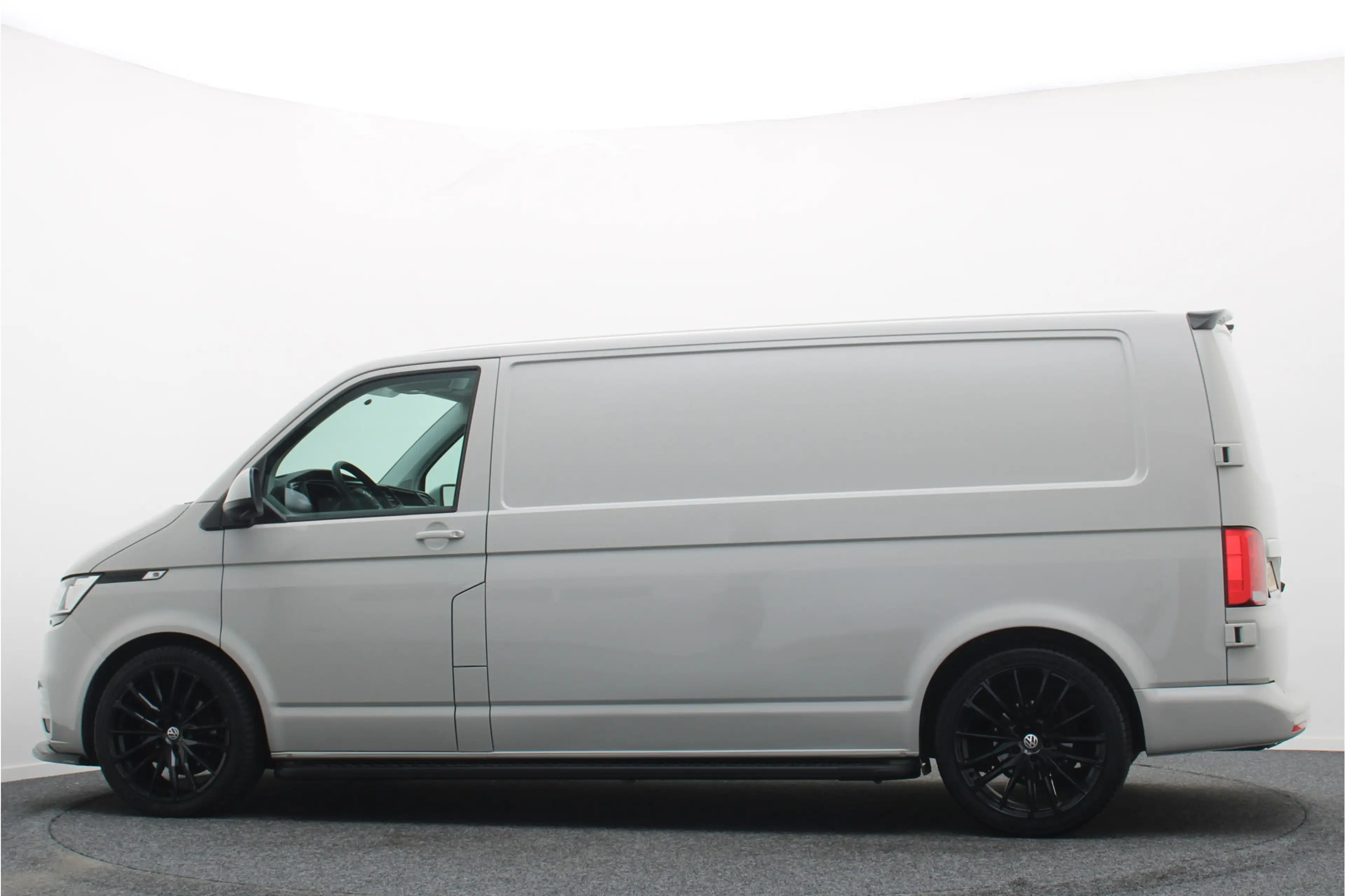 Volkswagen T6.1 Transporter 2.0 TDI DSG L2H1 — photo 16