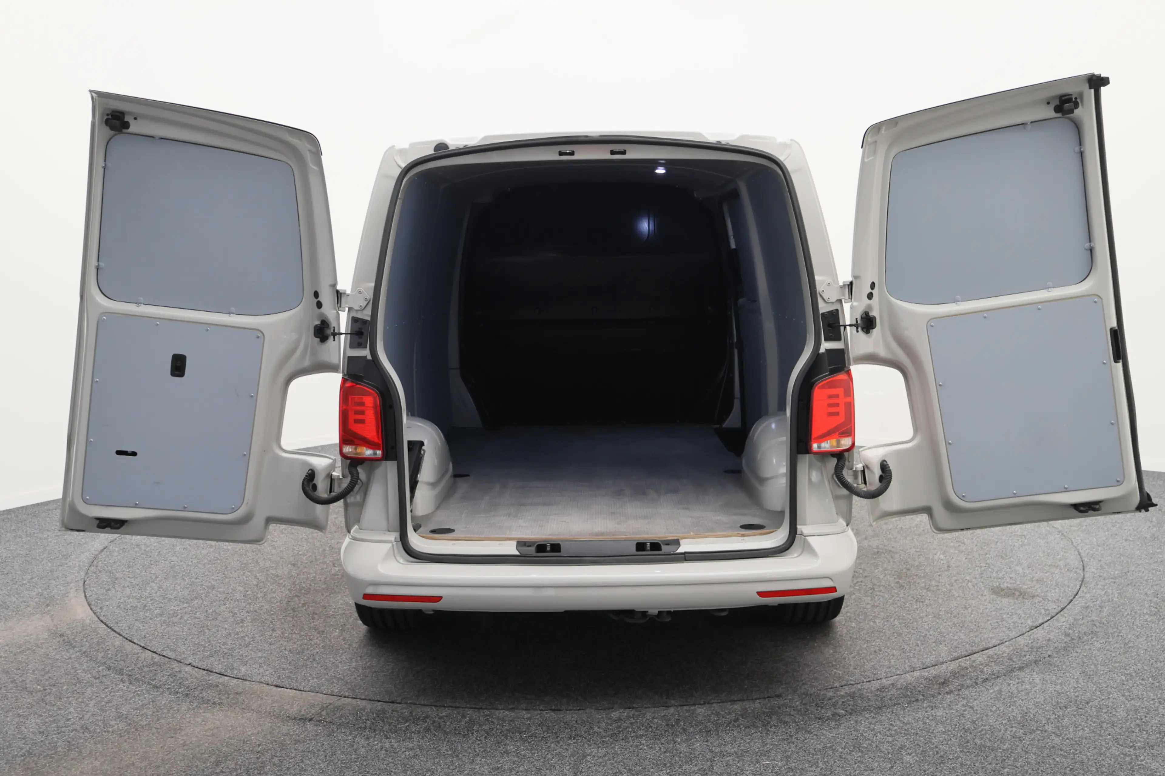 Volkswagen T6.1 Transporter 2.0 TDI DSG L2H1 — photo 13