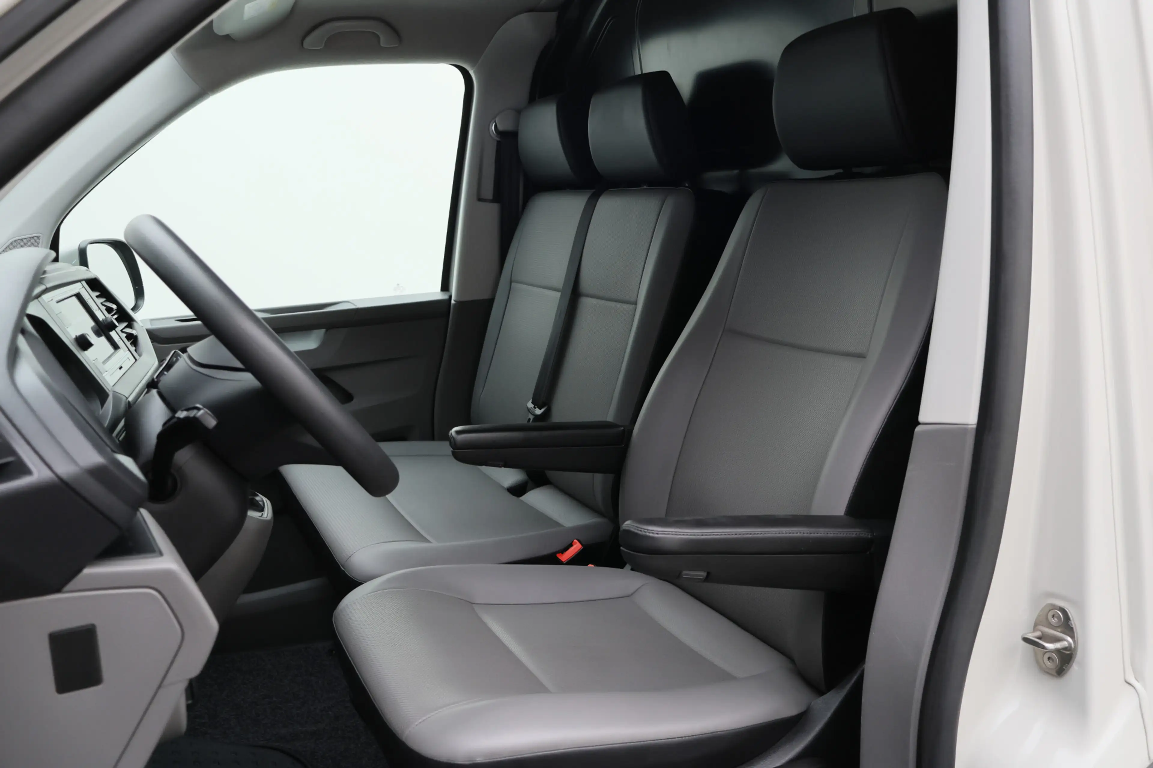 Volkswagen T6.1 Transporter 2.0 TDI DSG L2H1 — photo 9