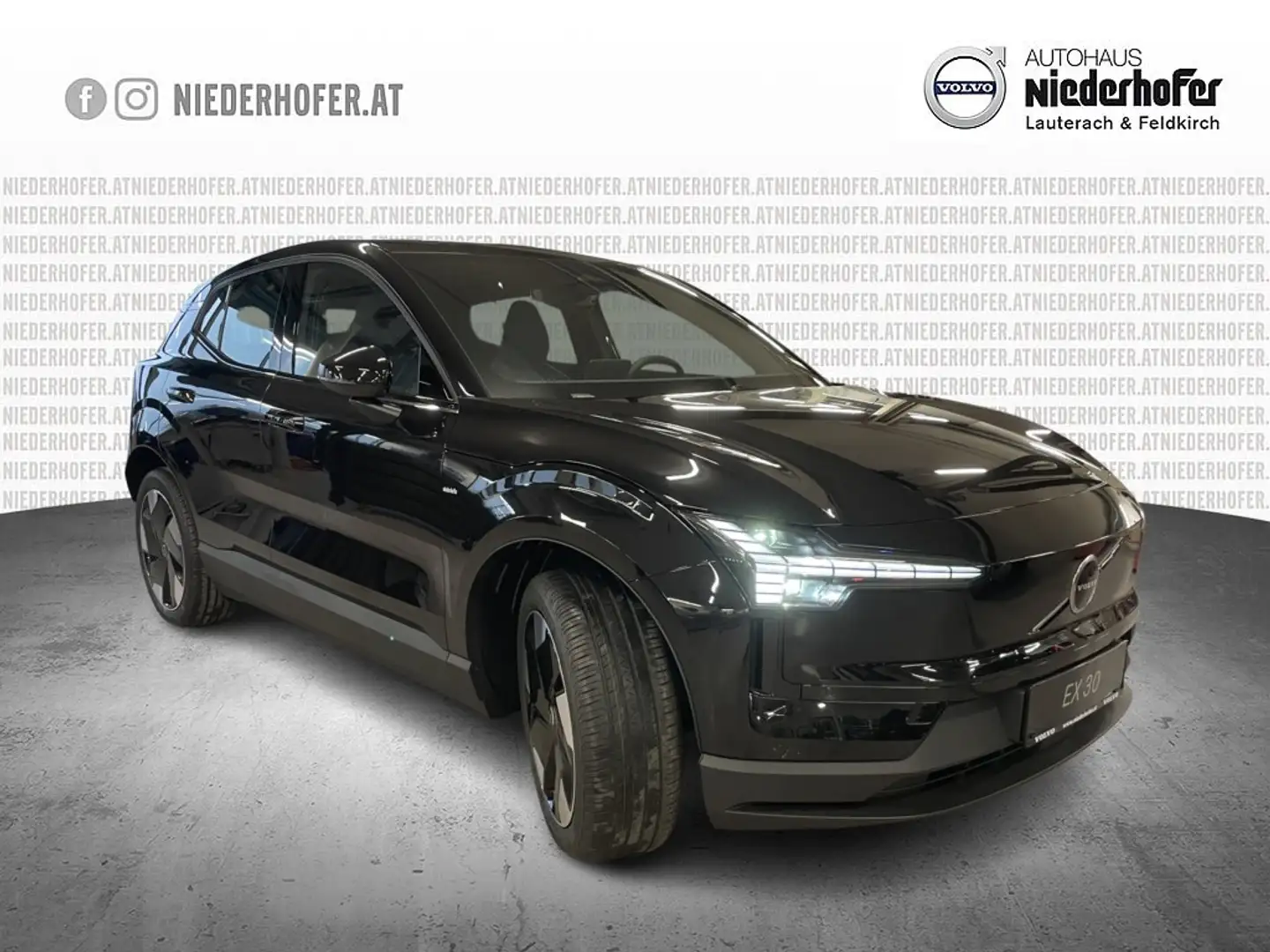 Volvo EX30 Single Motor Extended Range 69kWh Plus Schwarz - 1