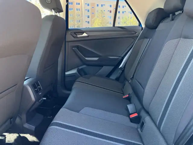 Volkswagen T-Roc view 11