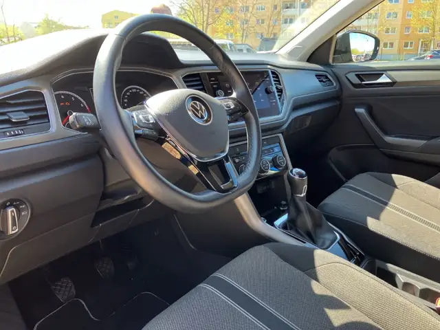 Volkswagen T-Roc view 10