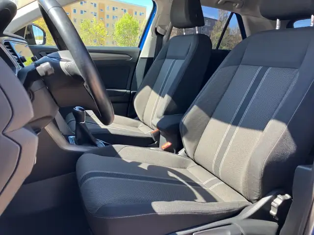 Volkswagen T-Roc view 9