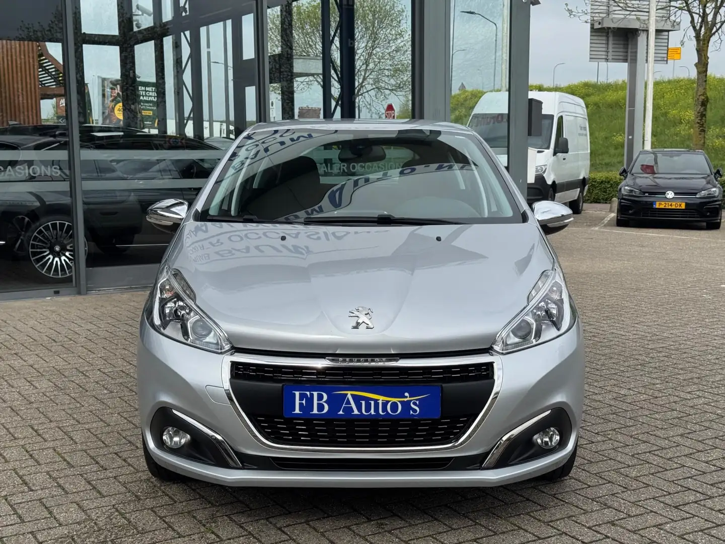 Peugeot 208 1.2 e-VTi Allure Airco lmv Navi Camera Cruise Grijs - 2