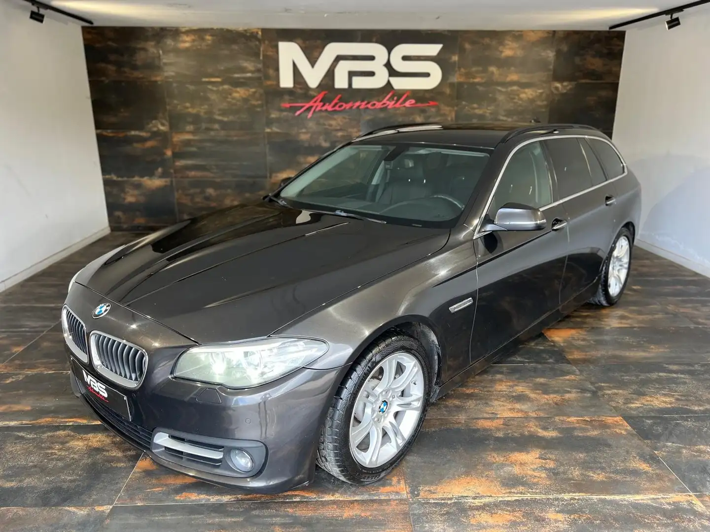 BMW 520 Touring d * CAMÉRA * CLIM-BIZONE * CUIRE * GPS Grijs - 1