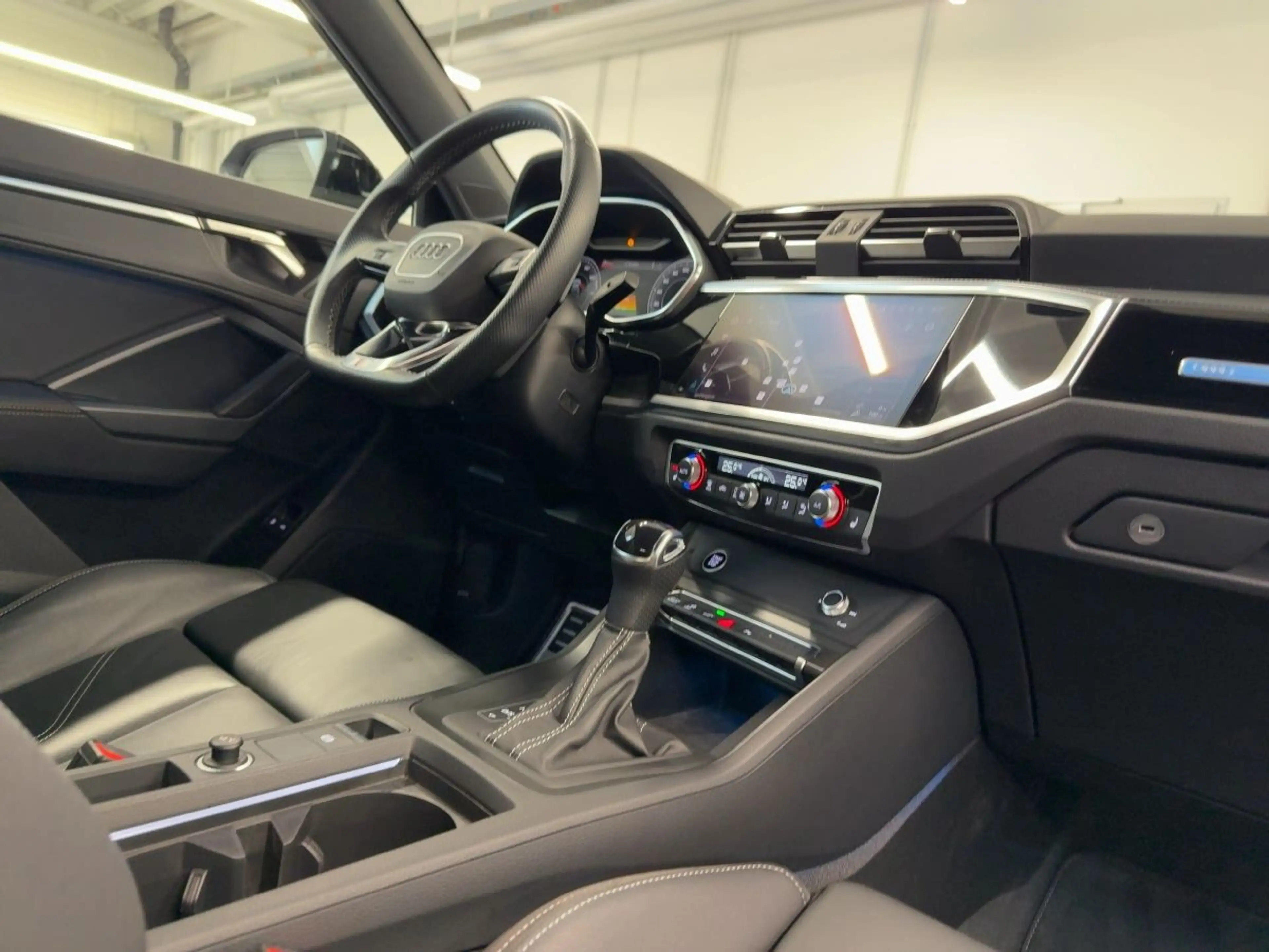 Audi Q3 45 TFSI e S Line S tronic — photo 14