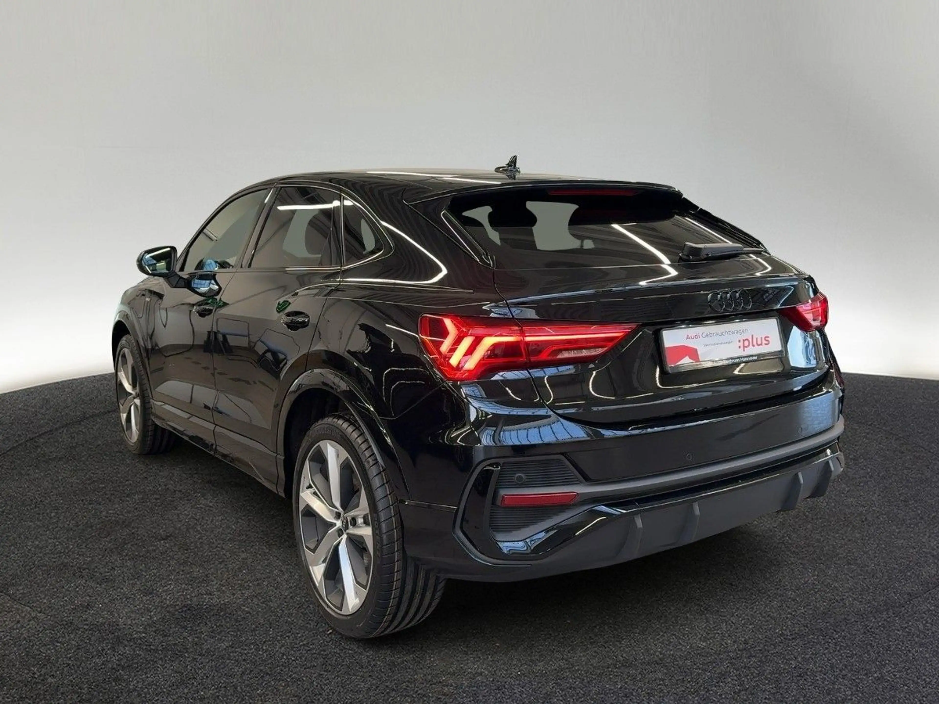 Audi Q3 45 TFSI e S Line S tronic — photo 4