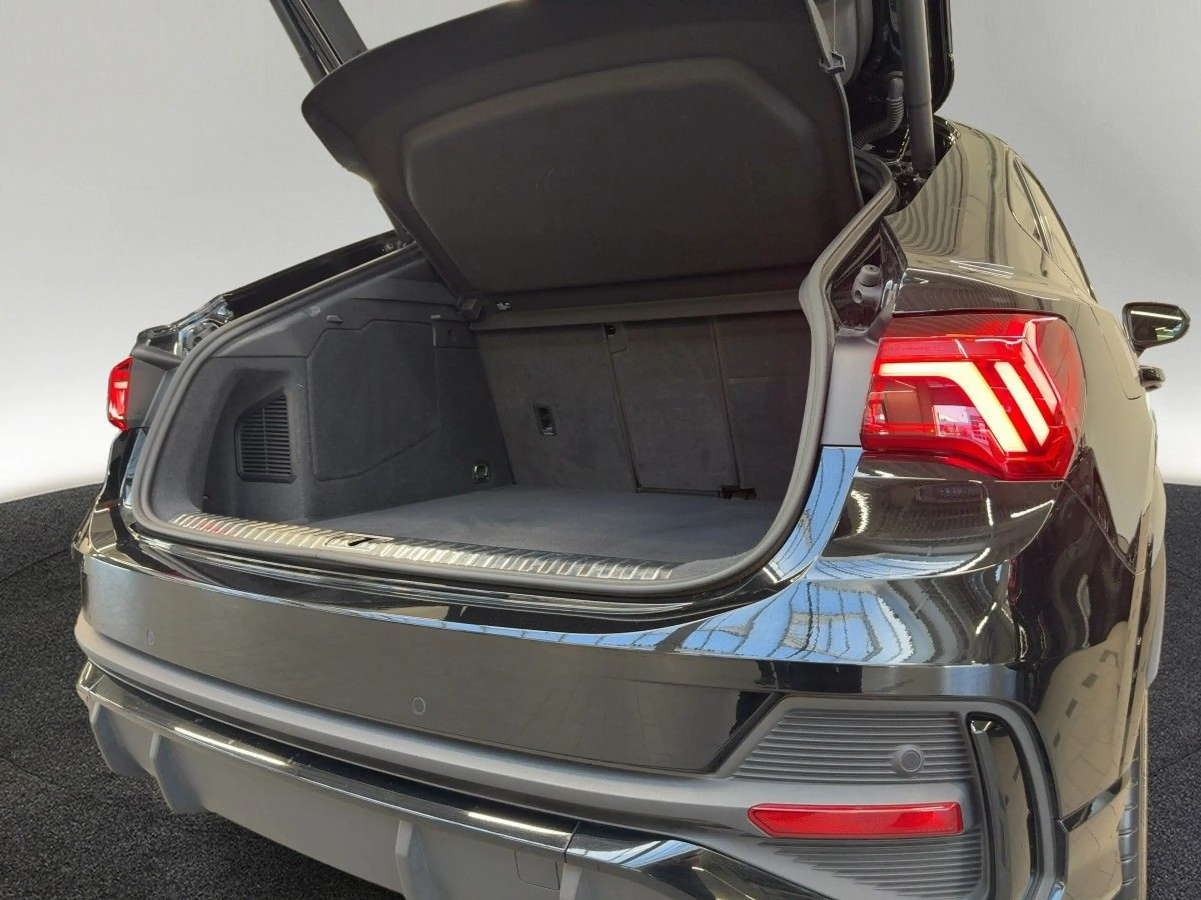 Audi Q3 45 TFSI e S Line S tronic — photo 7