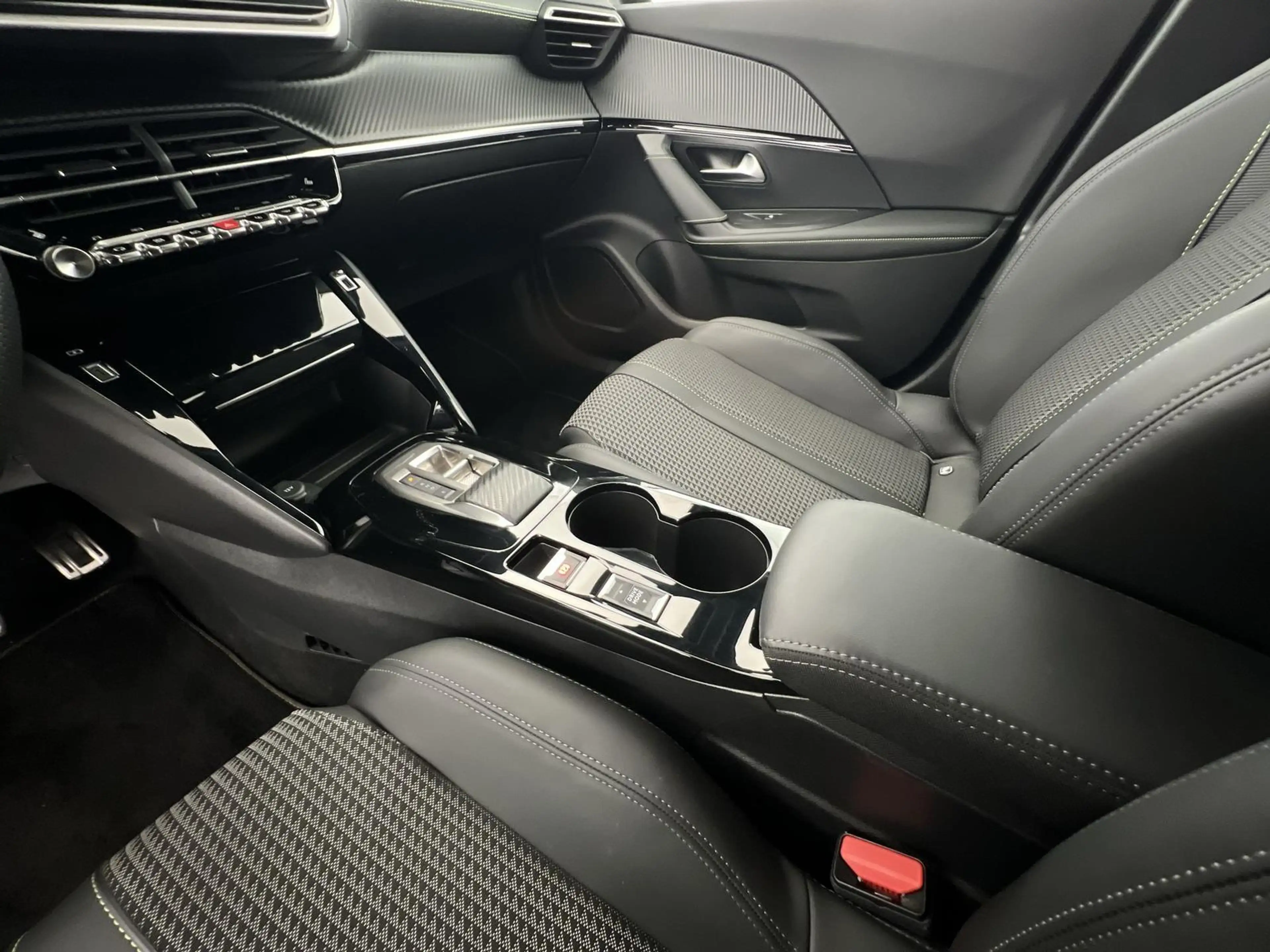 Peugeot e-2008 GT*NAVI*RFK*SHZ*uvm — photo 16