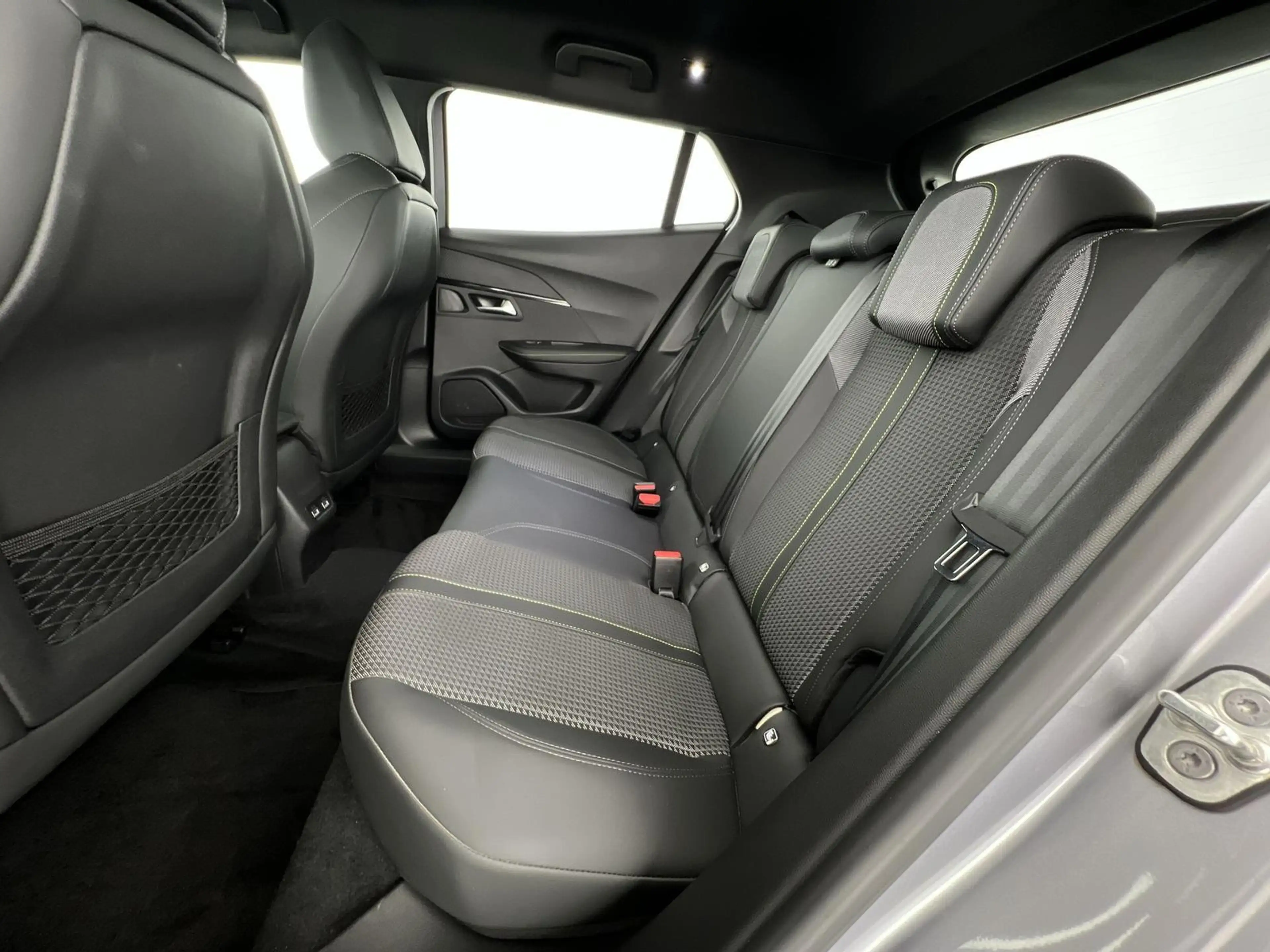 Peugeot e-2008 GT*NAVI*RFK*SHZ*uvm — photo 9