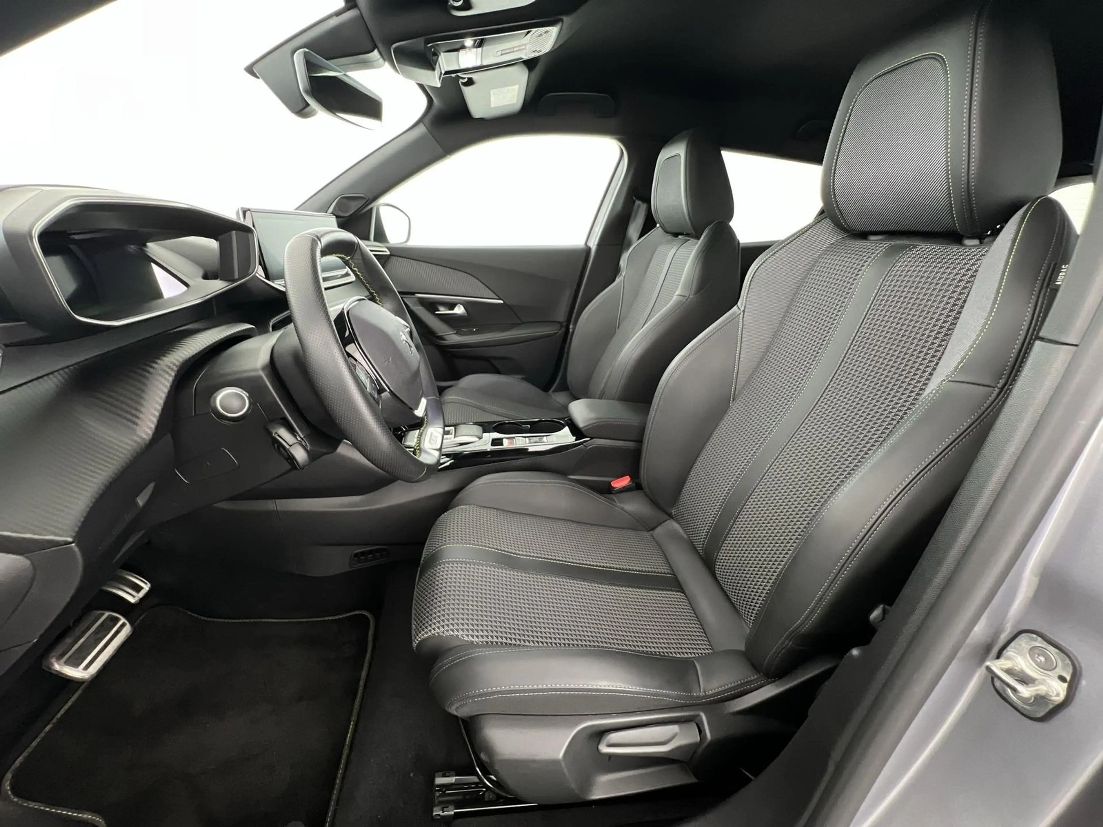Peugeot e-2008 GT*NAVI*RFK*SHZ*uvm — photo 8