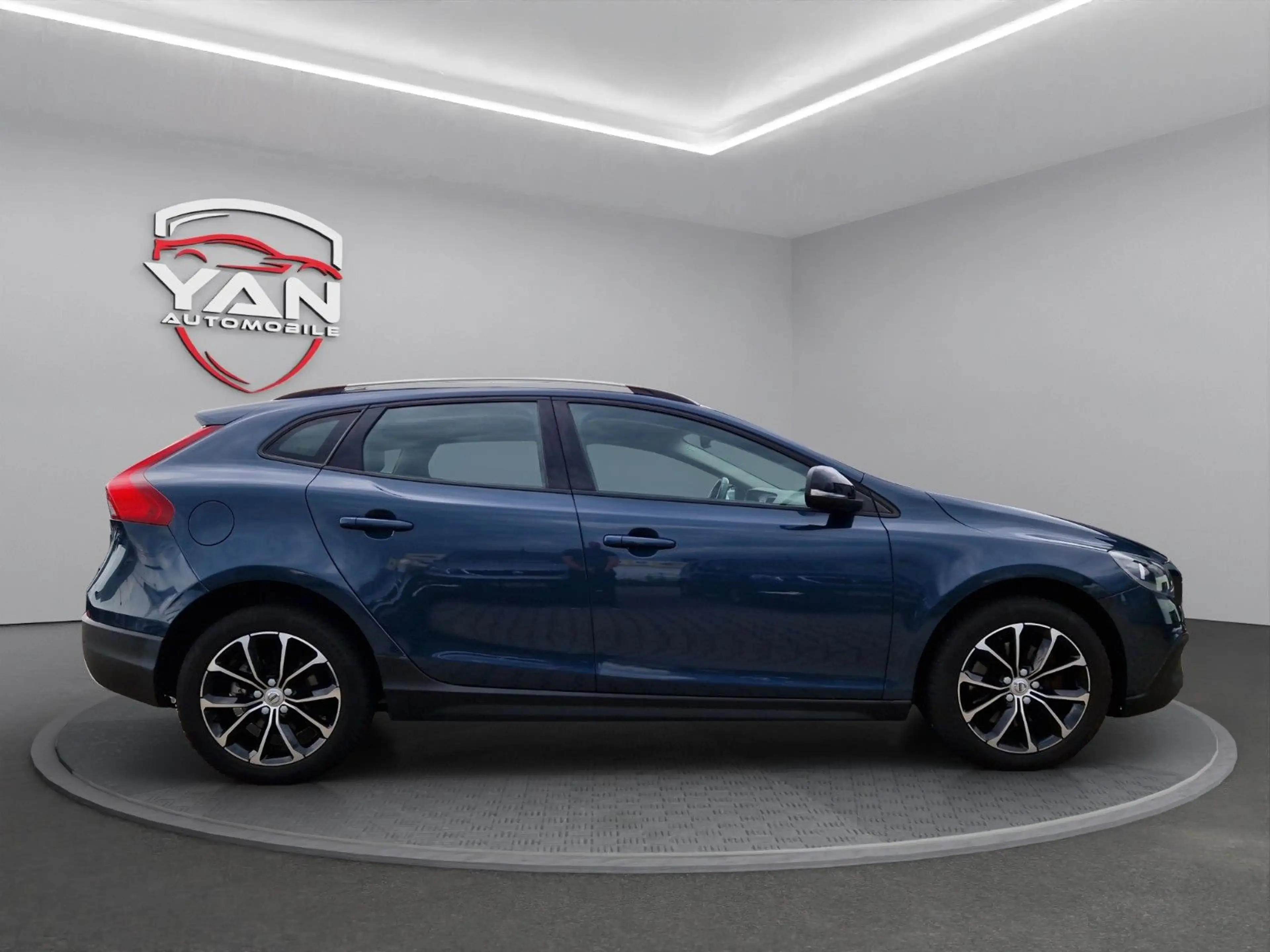 Volvo V40 Cross Country 2.0d Navi AHK — photo 4
