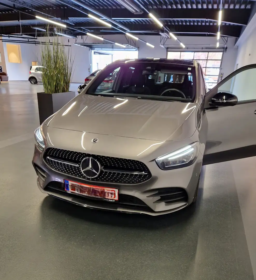 Mercedes-Benz B 220 B-Klasse 4Matic 7G-DCT AMG Line Šedá - 2