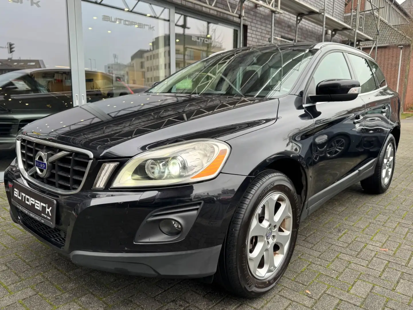 Volvo XC60 2.4 D5 Summum Drive 1.Hand 5Zylind AHK 8xLM Noir - 1