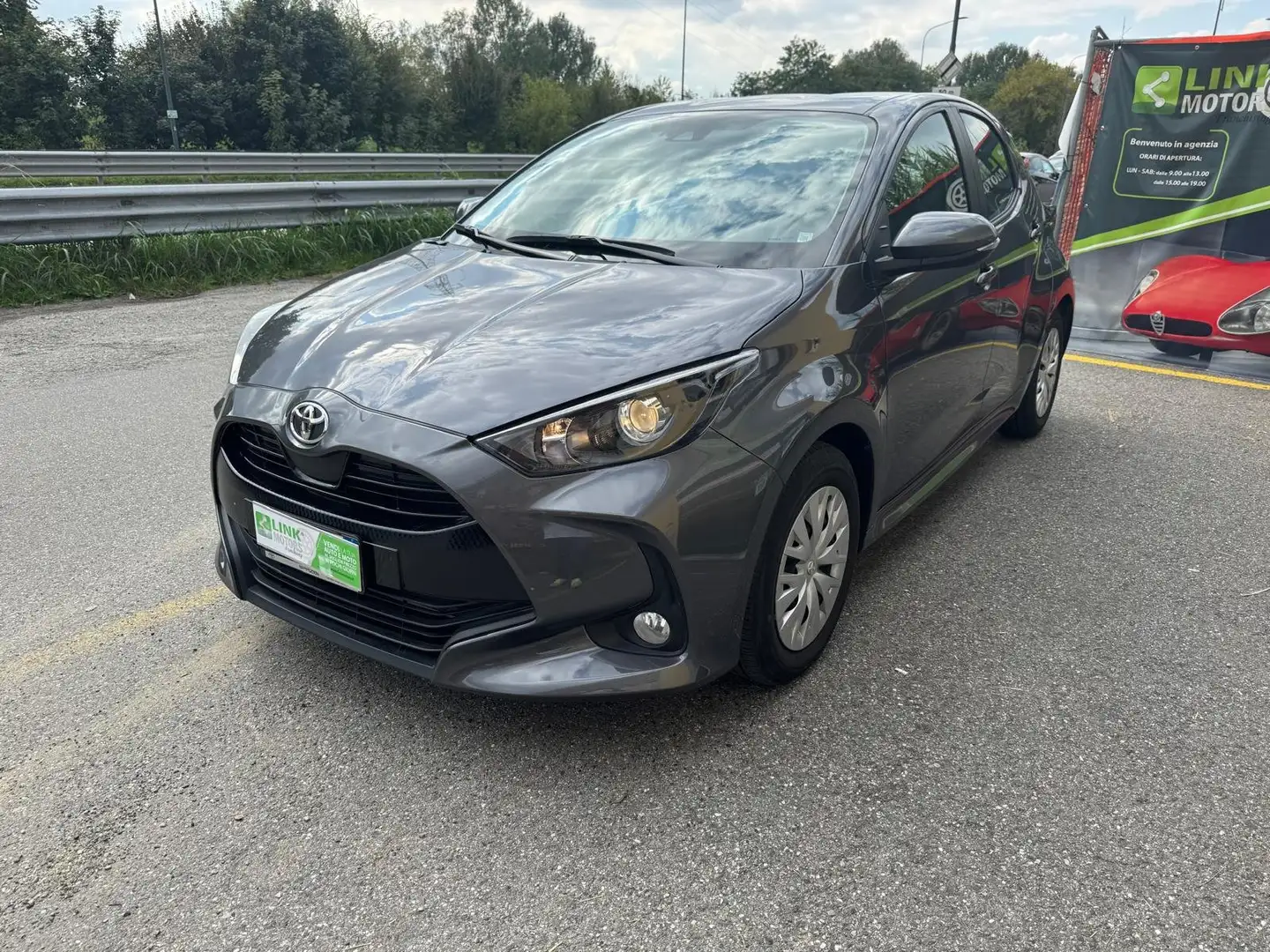 Toyota Yaris Yaris IV 2023 1.0 Active con soli 12300km!!! Gris - 1