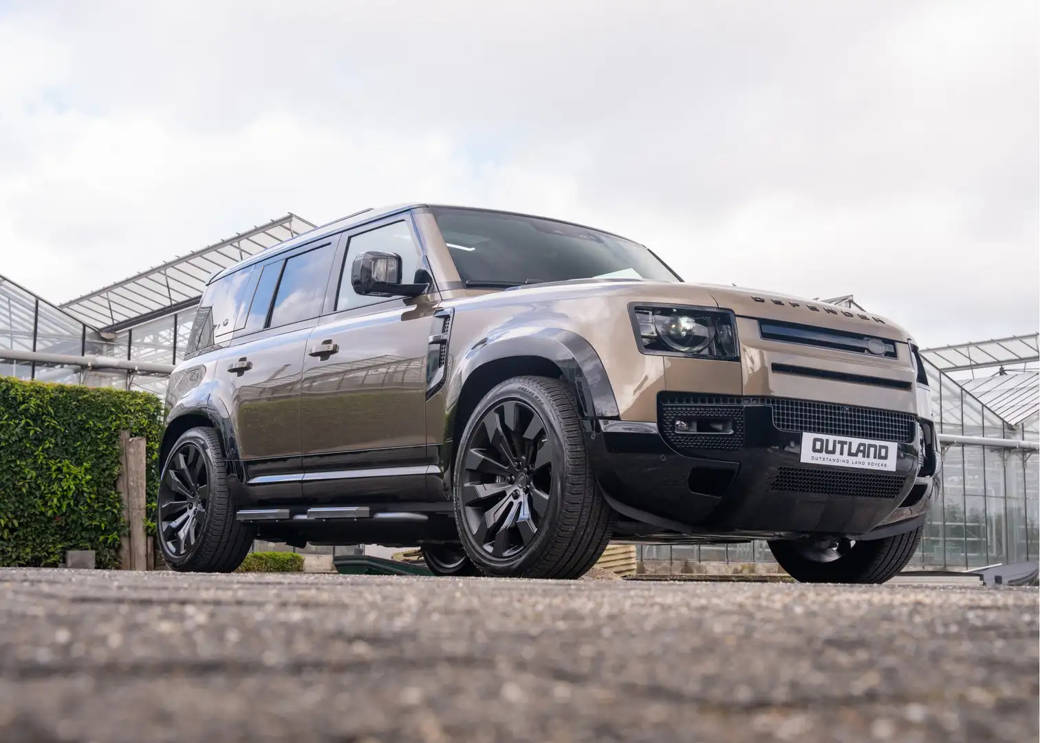 Land Rover Defender P300e 110 X-Dynamic HSE | Gondwana Stone | URBAN | Bruin - 2