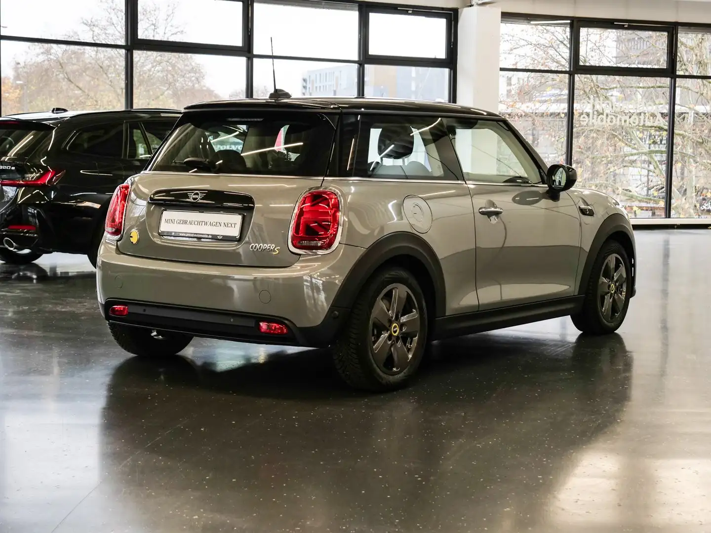 MINI Cooper SE Essential Trim Aut Nav LED PDChi Klima 16" Grau - 2