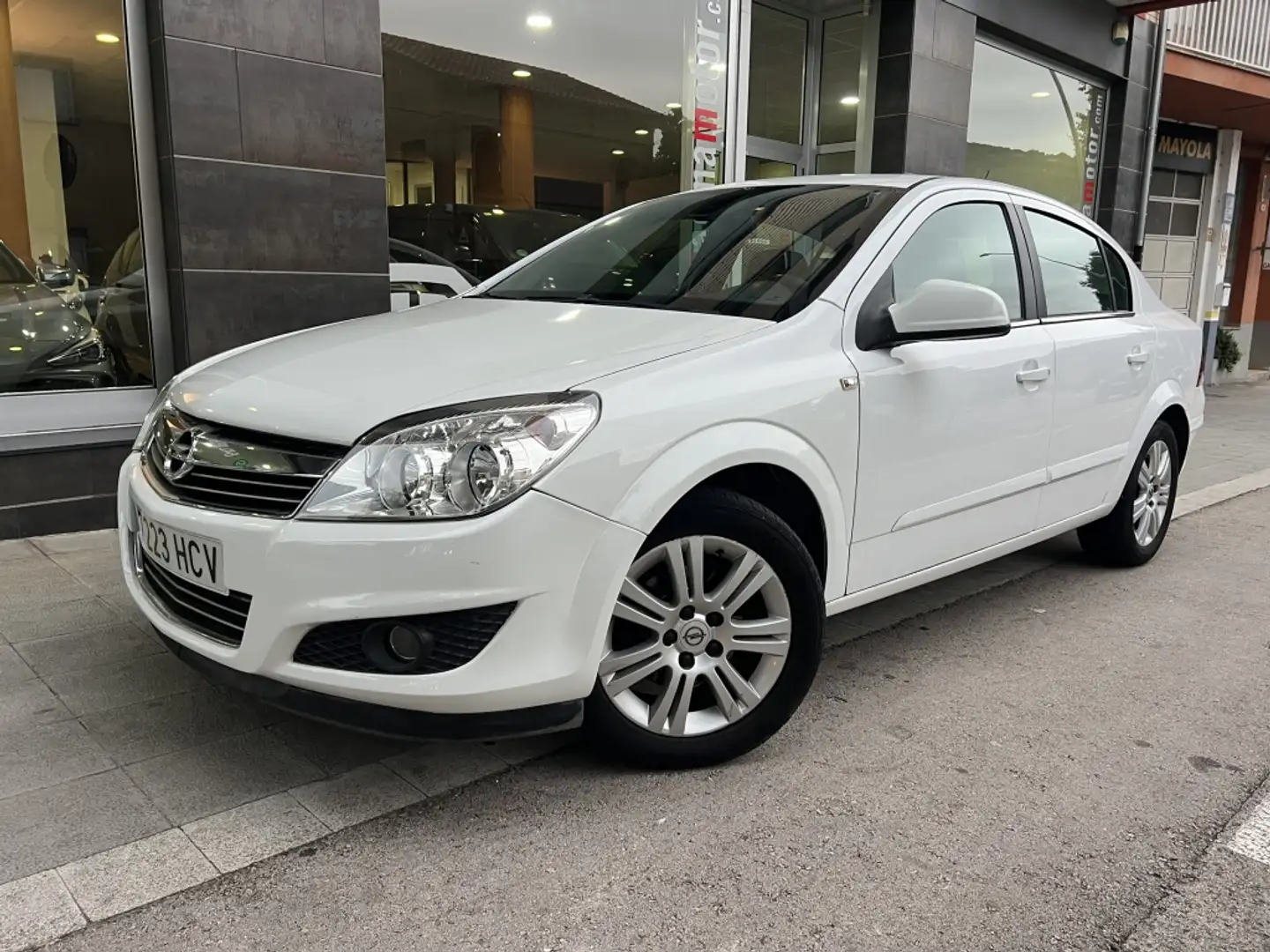 Opel Astra Sedán 1.7CDTi Edition 110 Blanc - 1