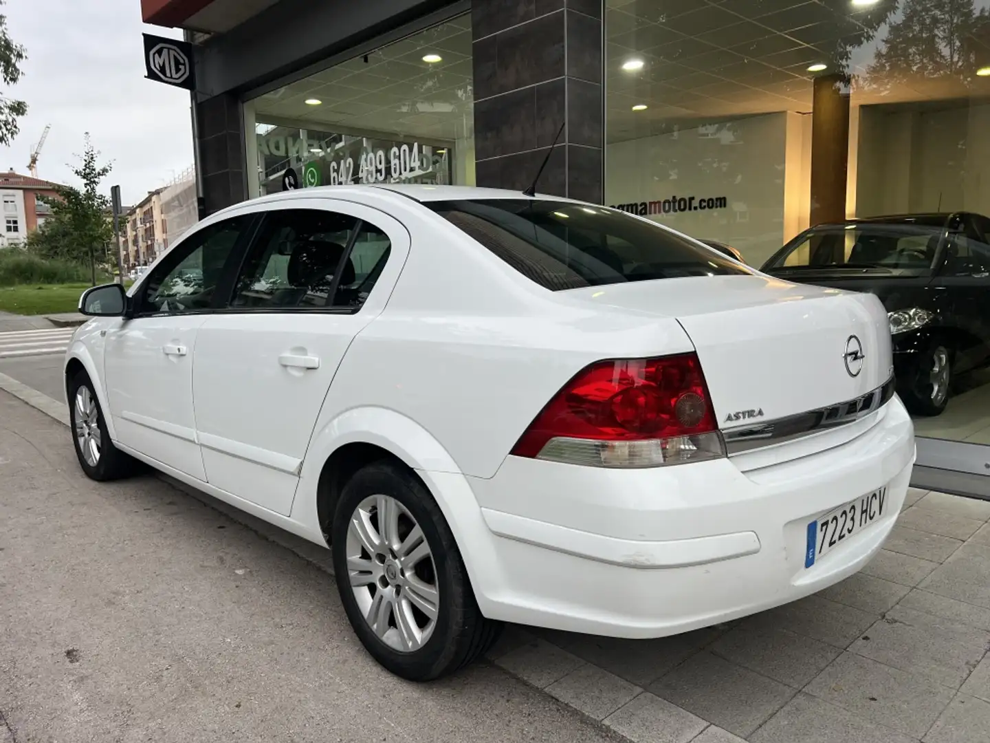 Opel Astra Sedán 1.7CDTi Edition 110 Blanc - 2