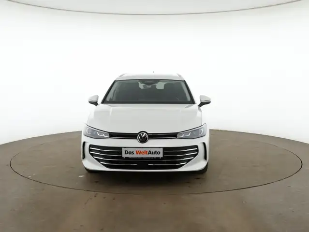 Volkswagen Passat view 3