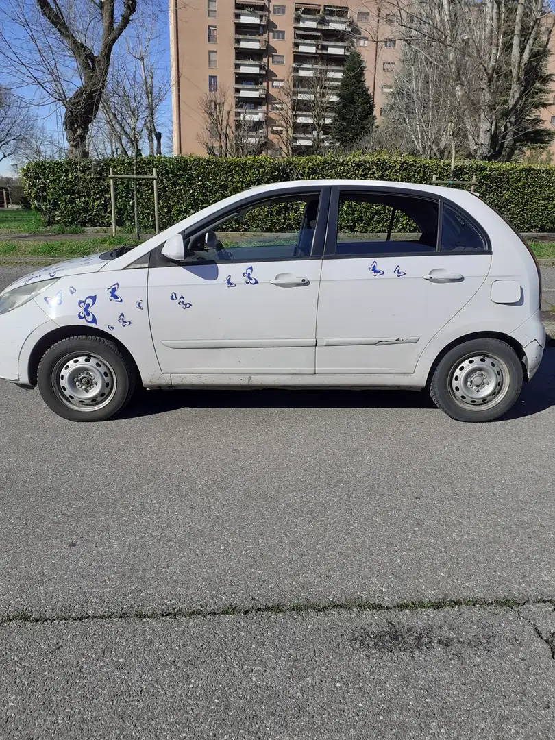 Tata Indica Indica Vista 1.4 Safire LX bi-fuel M E5 Weiß - 2