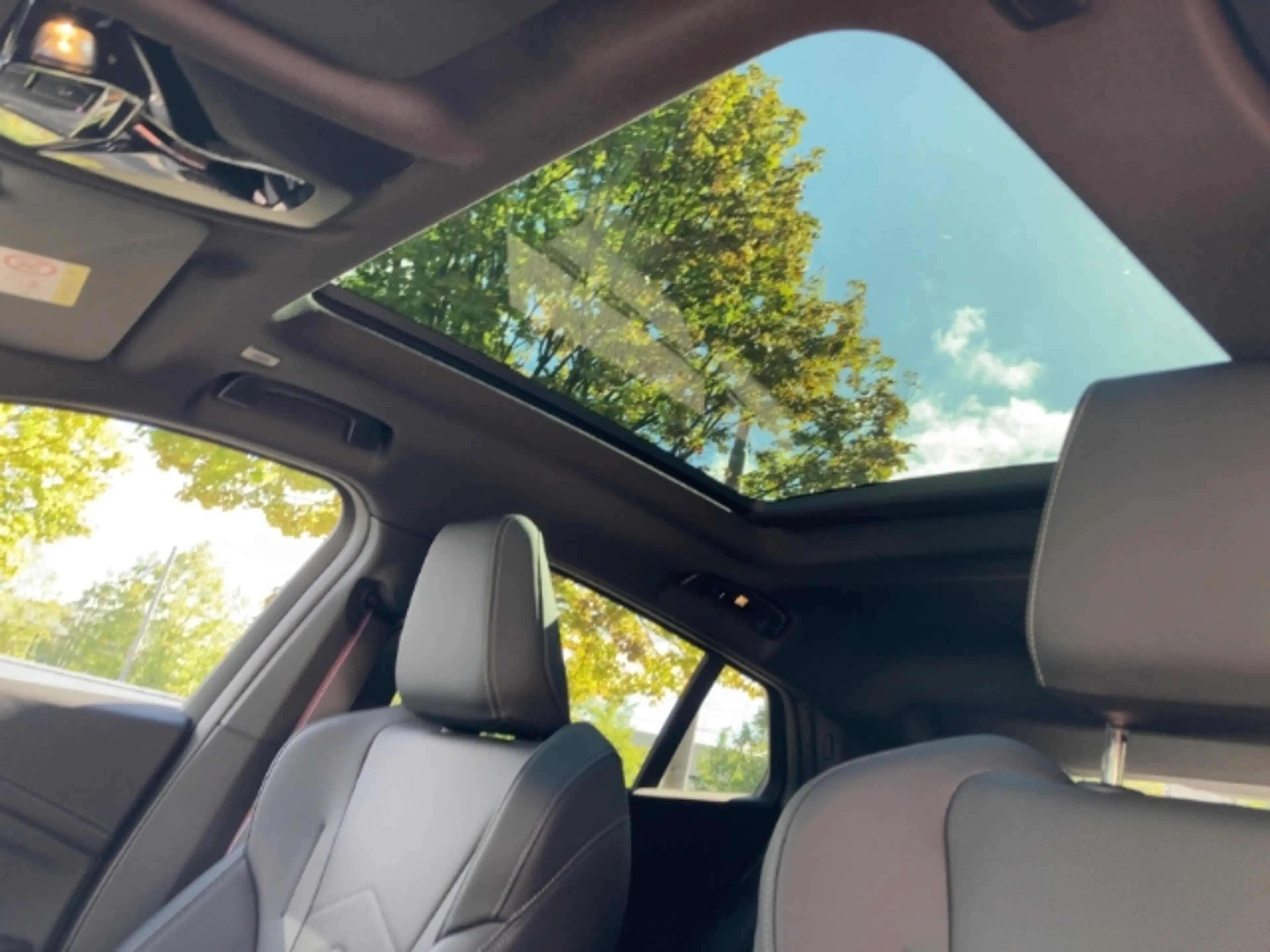 BMW X2 xDrive30 M-Sport-Pro Pano AHK 20'' Iconic adLED DA — photo 15