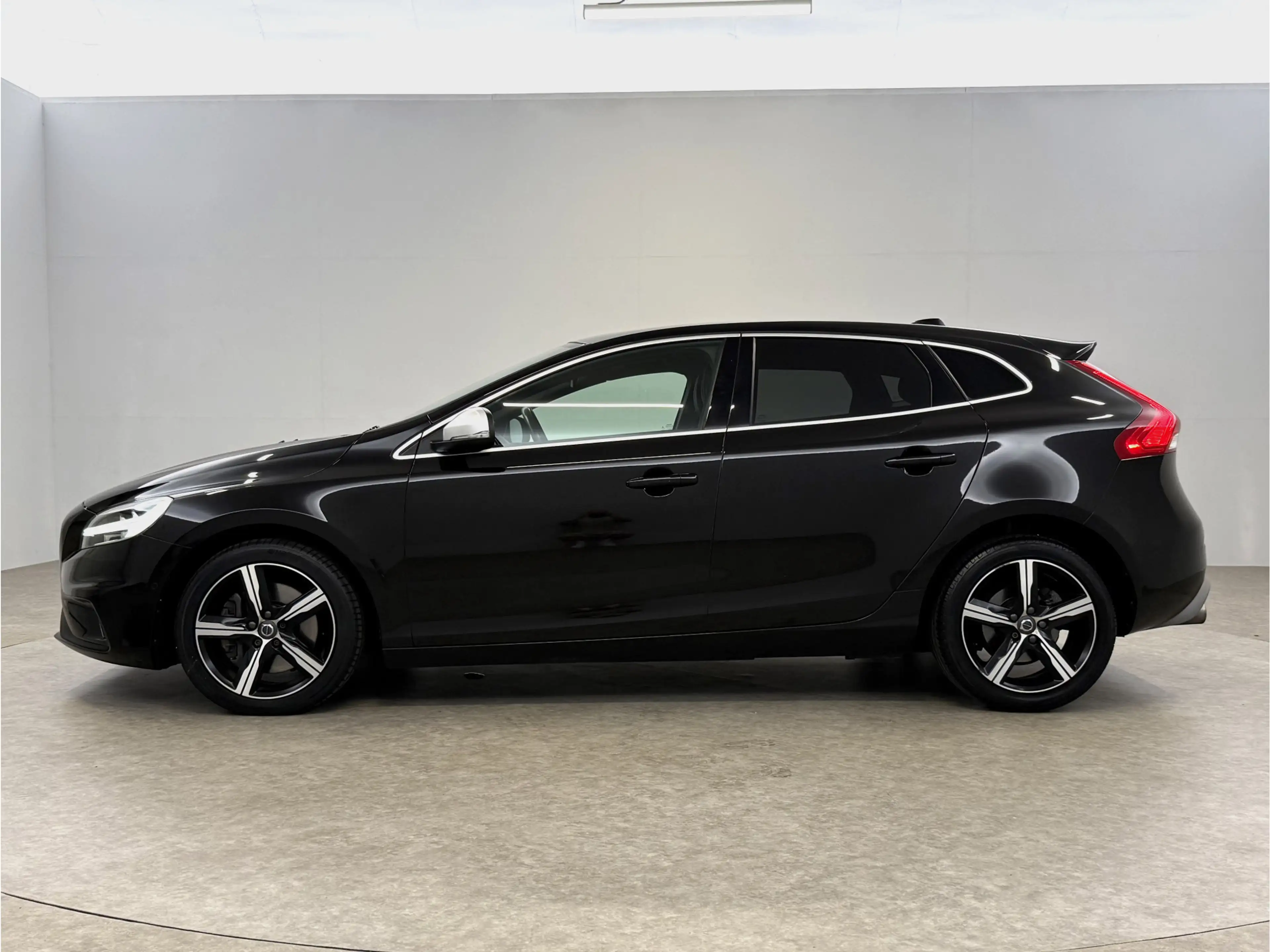 Volvo V40 2.0 T4 Business Sport R-Design 191PK | Pano | Virt — photo 11