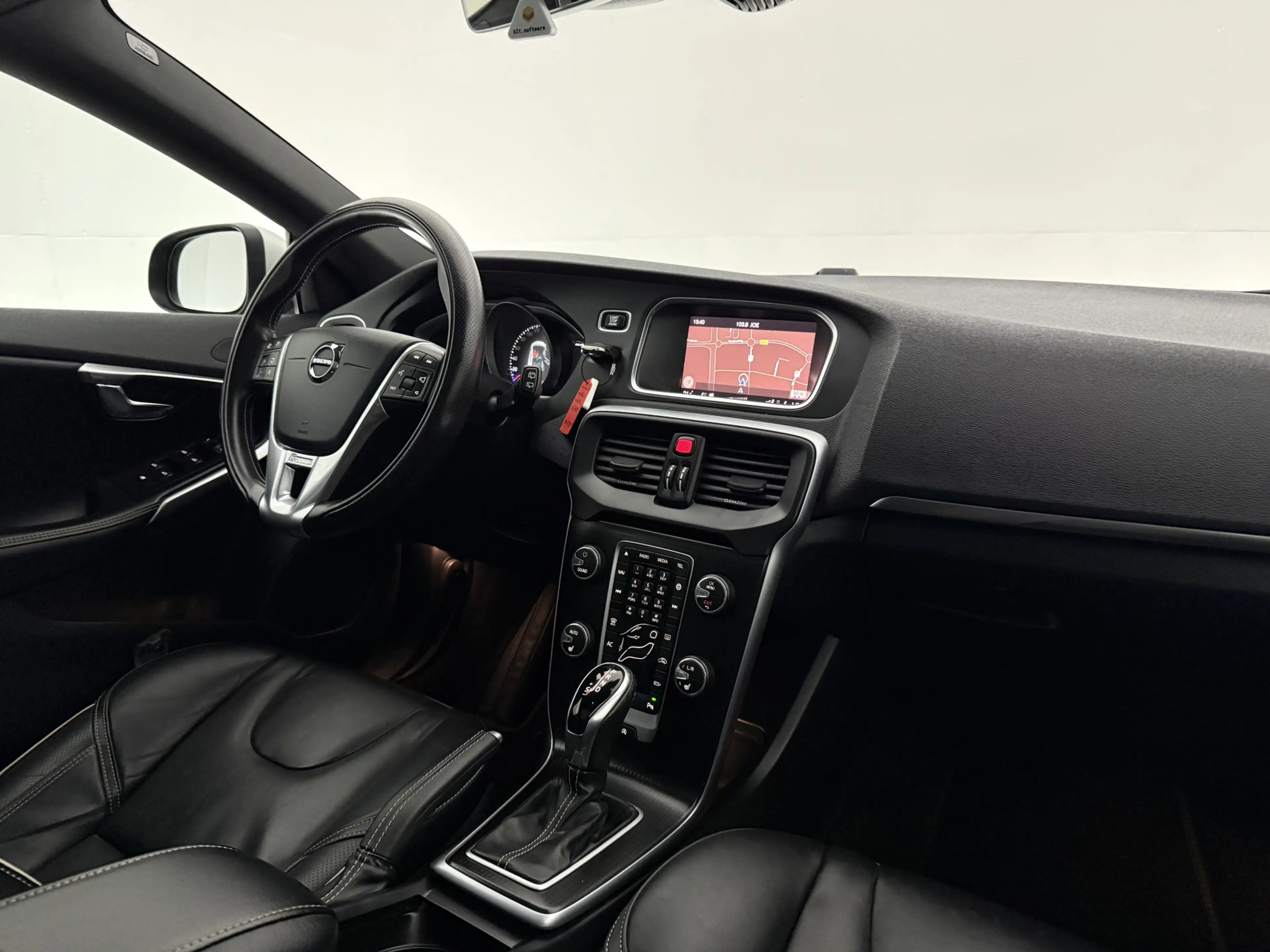 Volvo V40 2.0 T4 Business Sport R-Design 191PK | Pano | Virt — photo 4