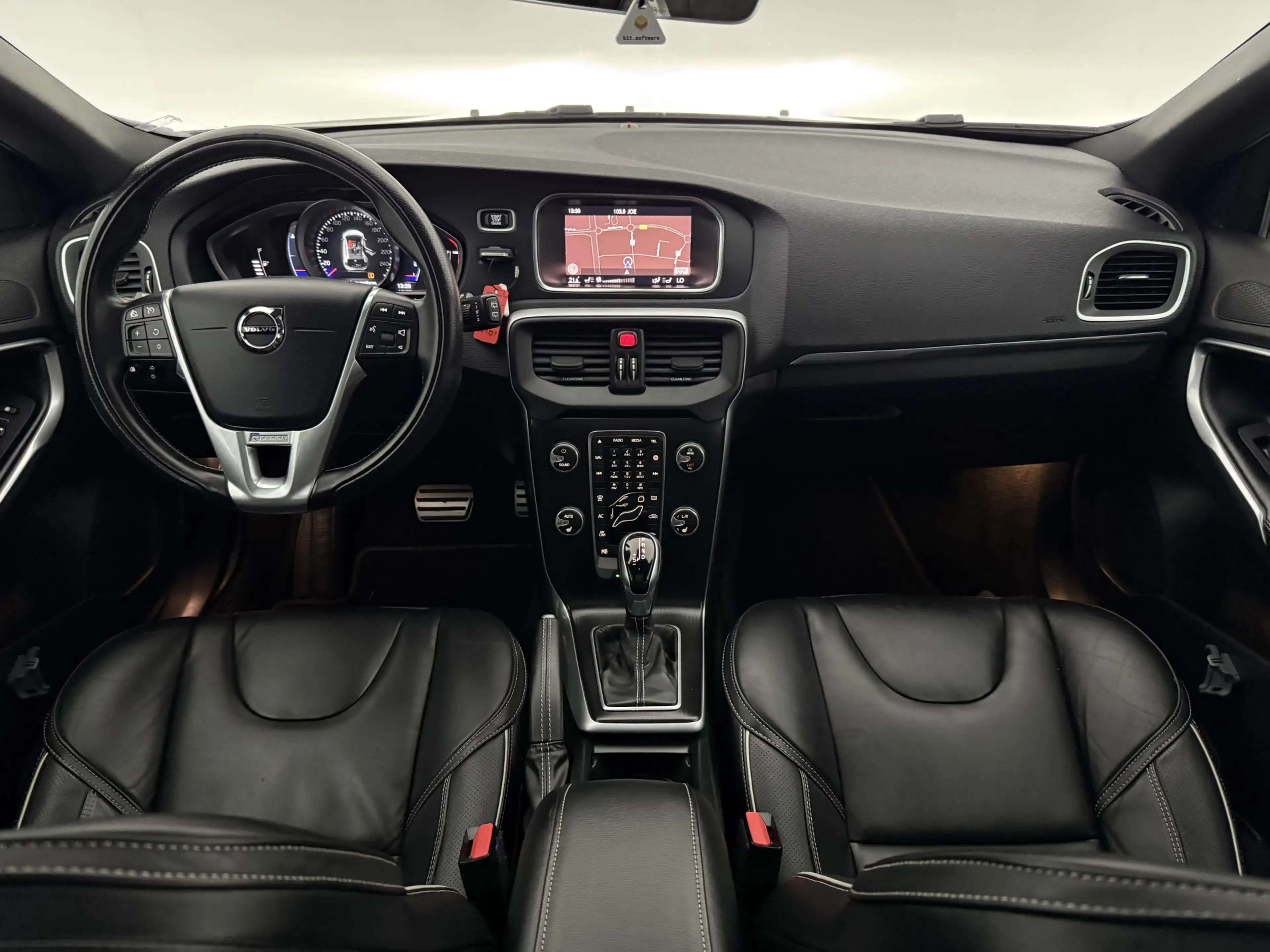 Volvo V40 2.0 T4 Business Sport R-Design 191PK | Pano | Virt — photo 2