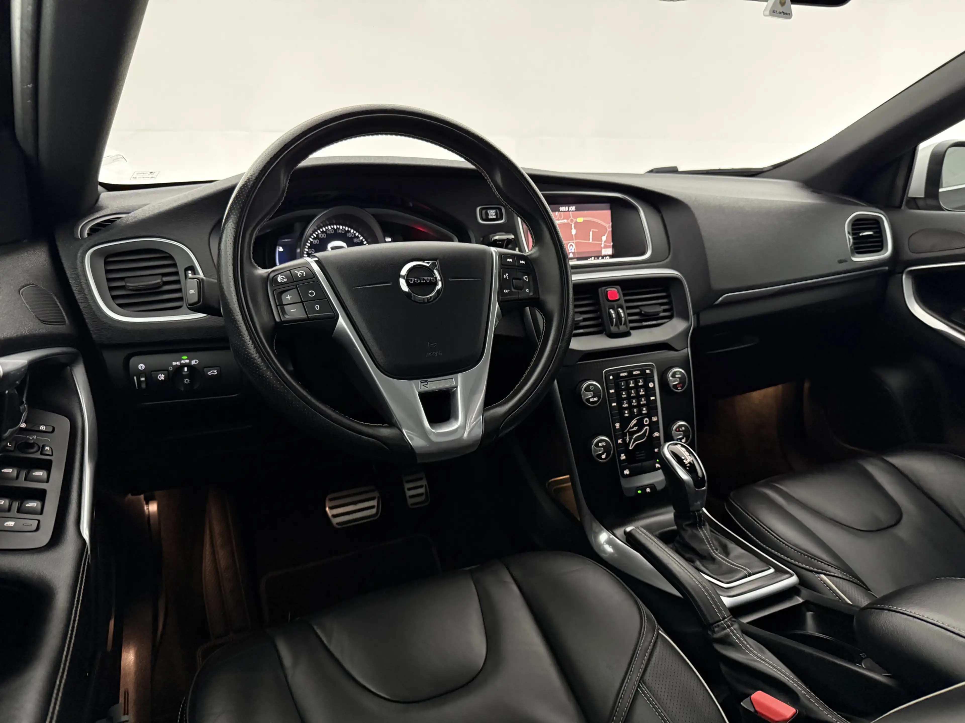 Volvo V40 2.0 T4 Business Sport R-Design 191PK | Pano | Virt — photo 13