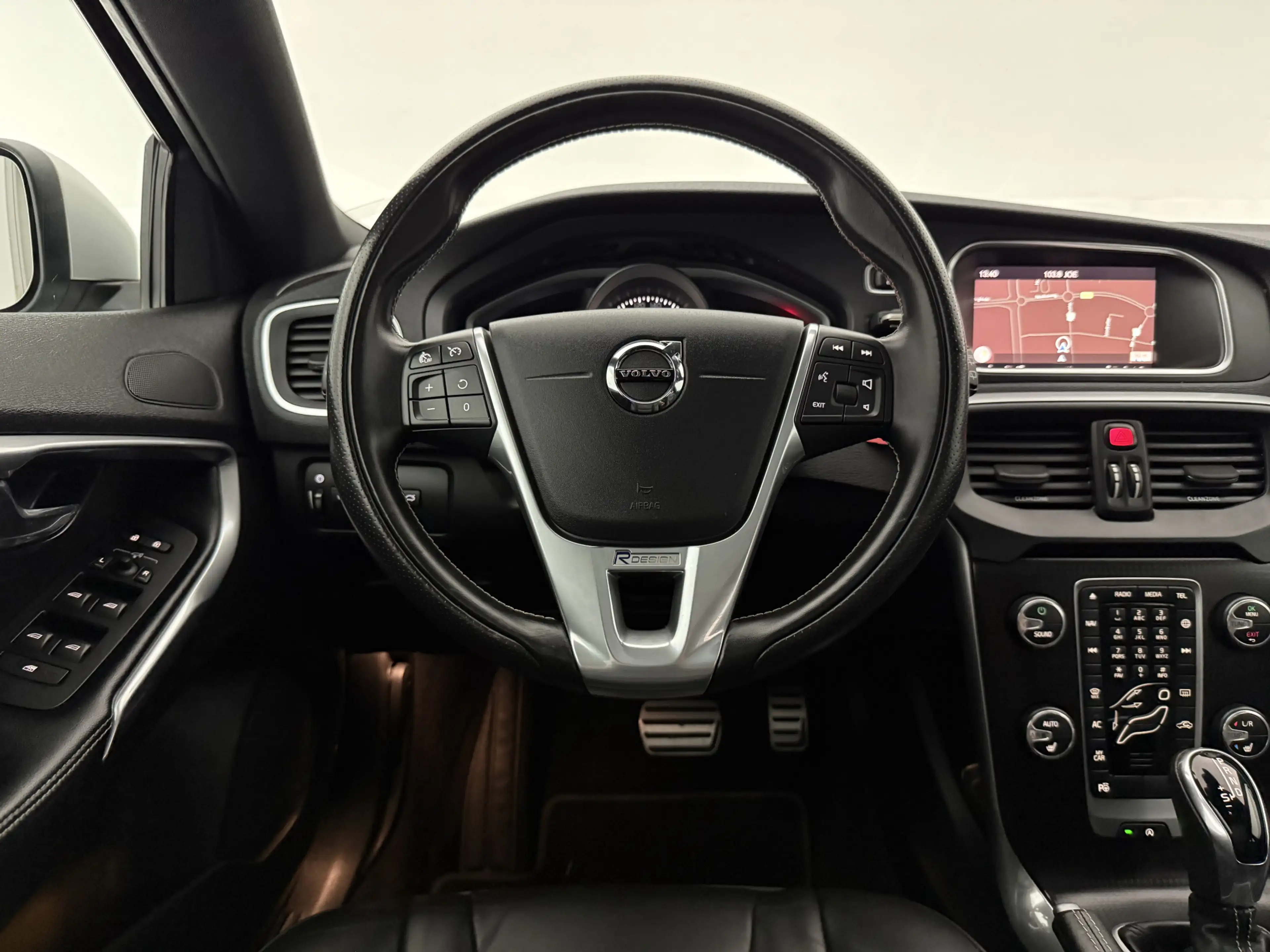 Volvo V40 2.0 T4 Business Sport R-Design 191PK | Pano | Virt — photo 14