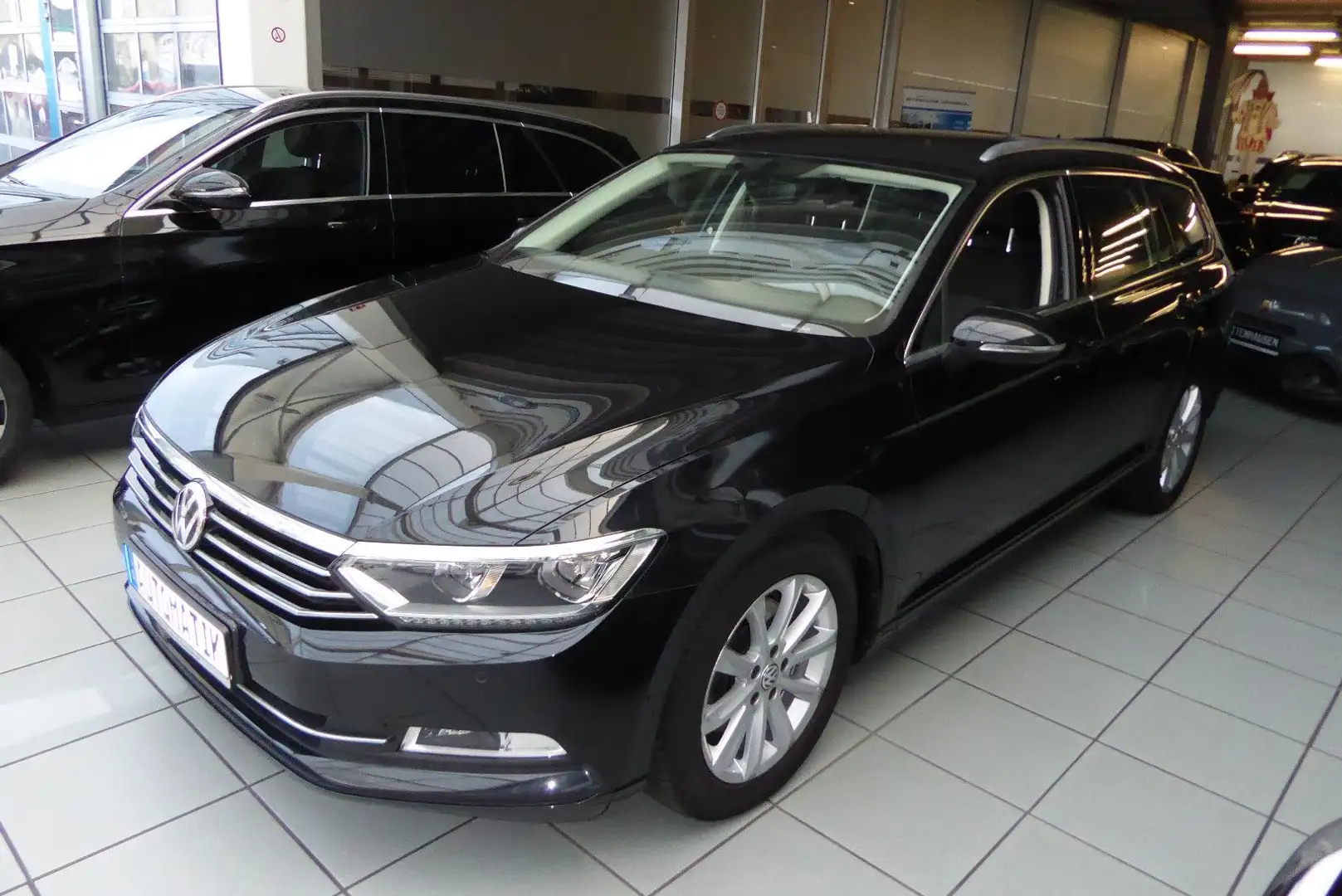 Volkswagen Passat Variant Comfort Automatik SHZ R-Kamera Noir - 1