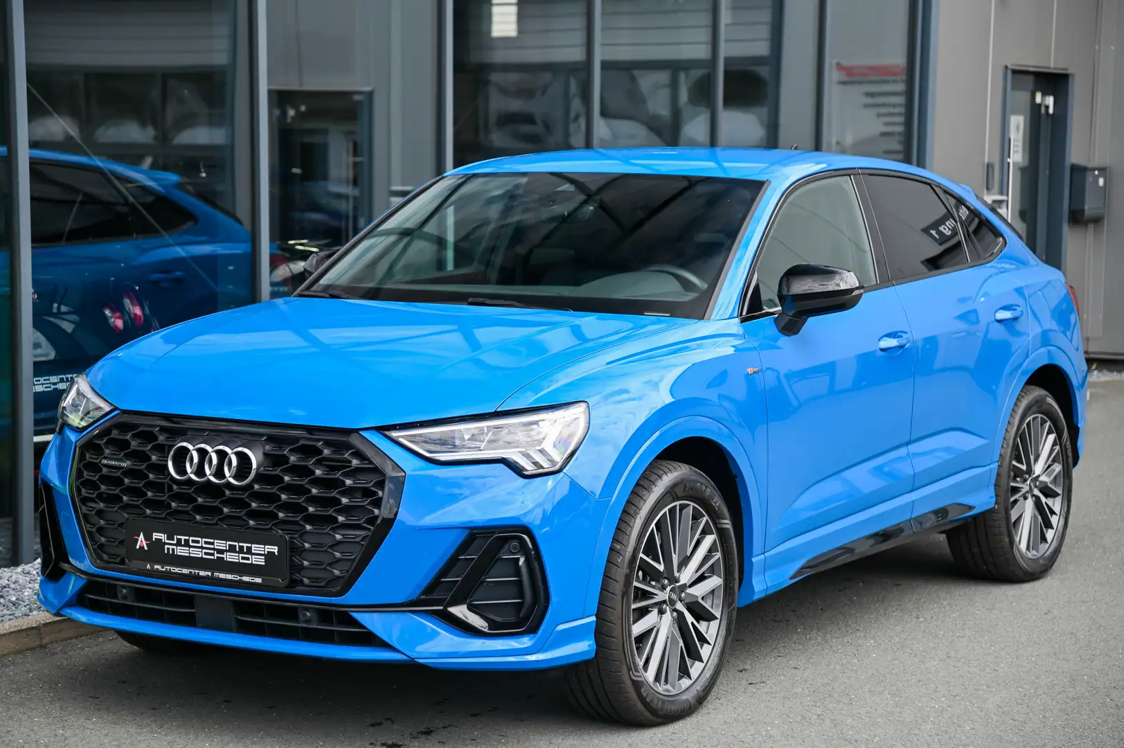 Audi Q3 Sportback 40 TFSI quattro 2x S line AHK* 19 Blau - 2
