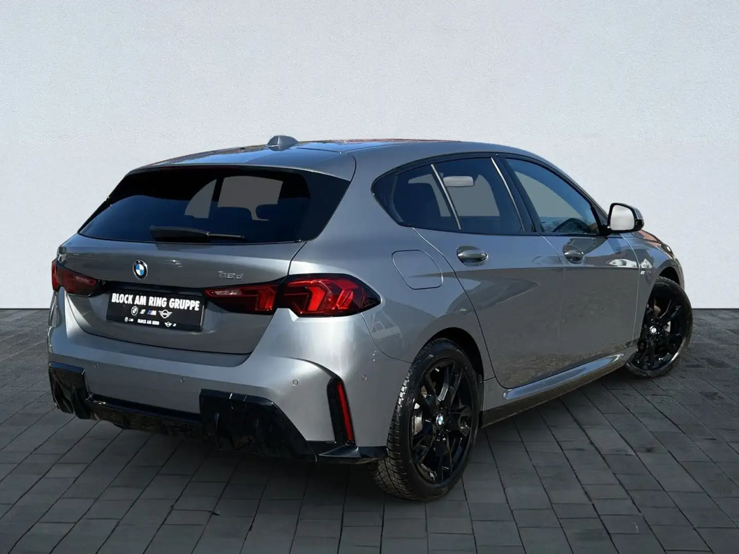 BMW 118 d M Sportpaket DA PA AHK RFK Carplay Panorama Gris - 2