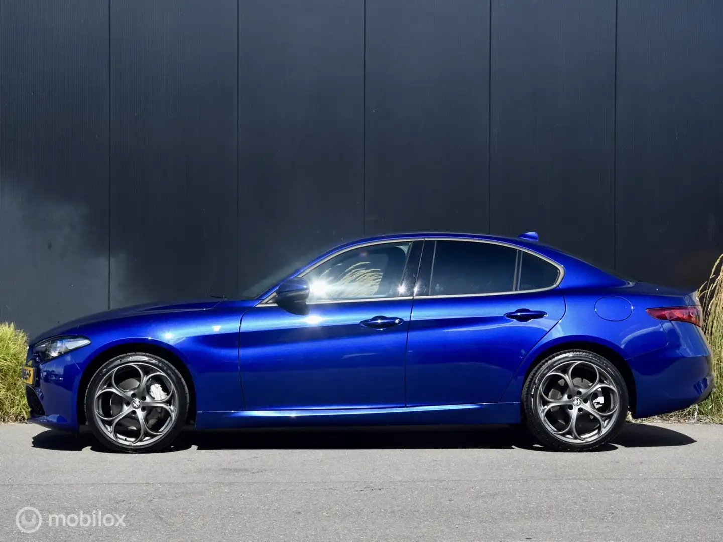 Alfa Romeo Giulia 280pk Ti AWD I Leder I Navi I Camera I Blauw - 2