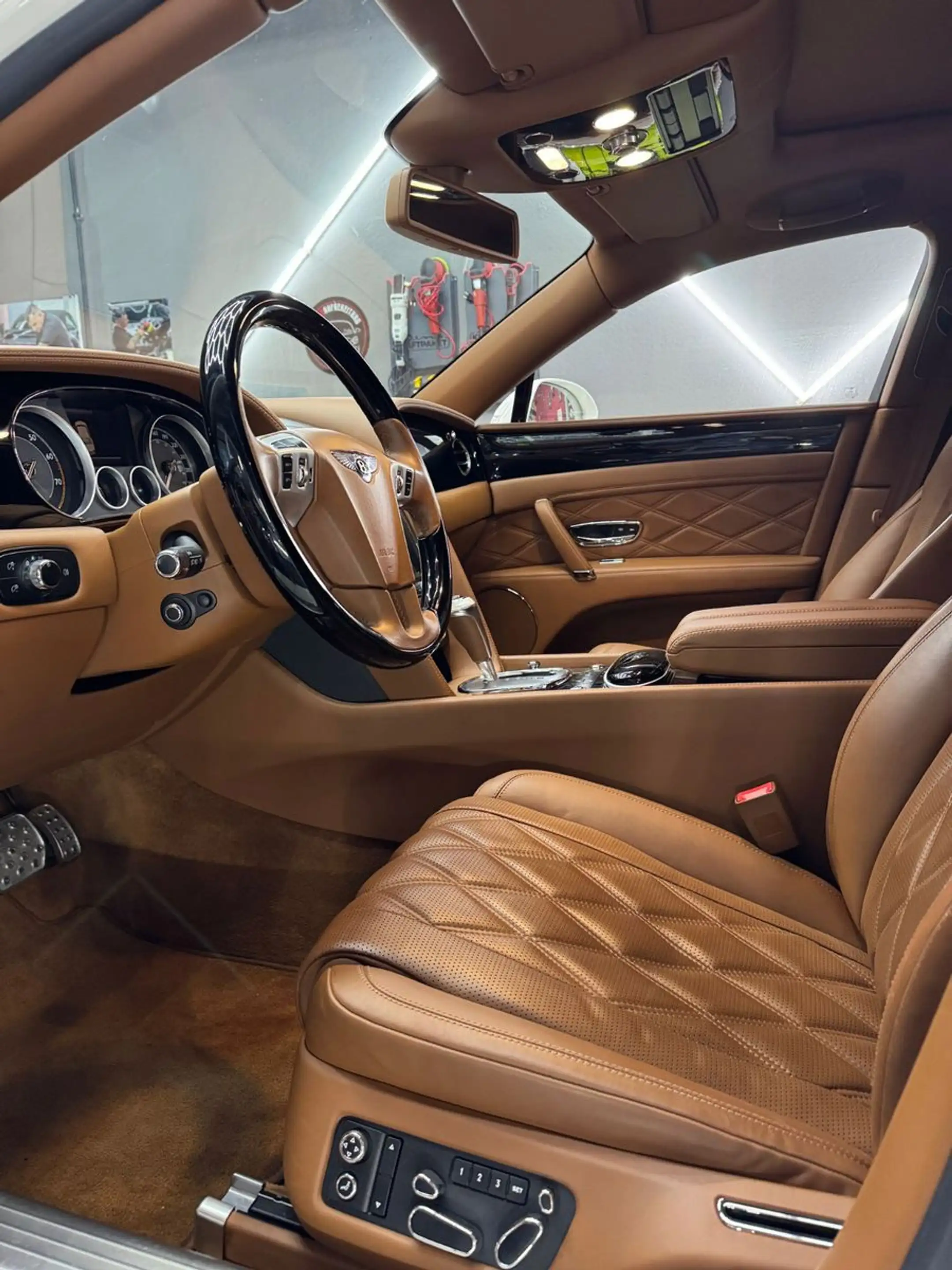 Bentley Flying Spur 6.0 W12 Speed Mulliner Massage TV — photo 10