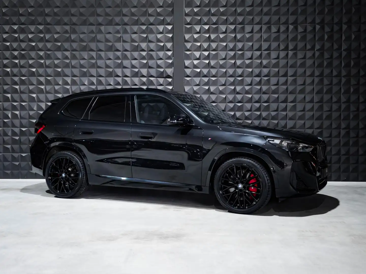 BMW X1 sDrive18i M Sport Pro | Pano | 20" | All Black | H Schwarz - 2