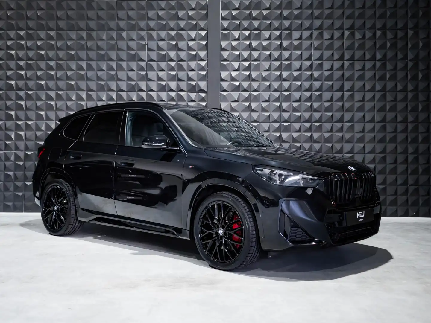 BMW X1 sDrive18i M Sport Pro | Pano | 20" | All Black | H Schwarz - 1